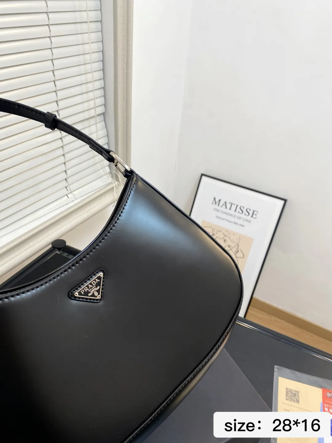 🅿️💰105 配礼盒 尺寸28*16 Prada洋气单品 普拉达腋下包 这个系列将是Prada接下来一整季的主打款式。Prada 手袋的曲线型设计分外醒目,当手包很优雅,时尚百搭!打麻将逛街也很轻便哦! 7688