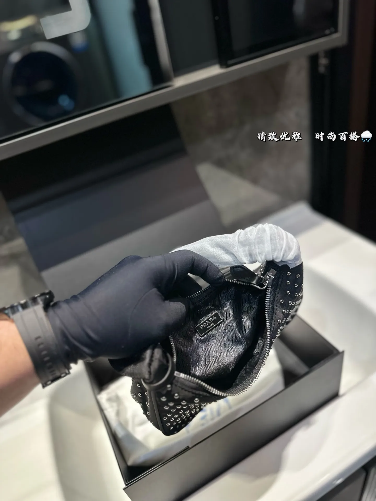 ❤️105（礼盒包装）❤️ 普拉达hobo 铆钉腋下包 Prada如影随形 充满了不一样的帅气感 甜酷辣妹穿搭必备 尺寸 21 11