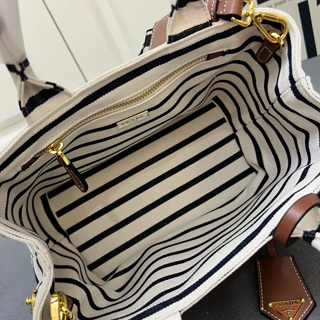 💰200包邮❗ 2025summer新品亚麻混纺配皮托特包小号 优雅时尚夏日度假风情托特包 采用亚麻混纺面料精心打造 配以牛皮双腕带 正面标志性字母徽标压花 超实用的托特包造型 配有可拆卸皮革钥匙环 简约精致内里容量超大超好用 简直是太棒了 .时尚潮人新宠 完美细节媲美砖柜超级棒5炎评价 size:25*19*15cm 型号:1A678