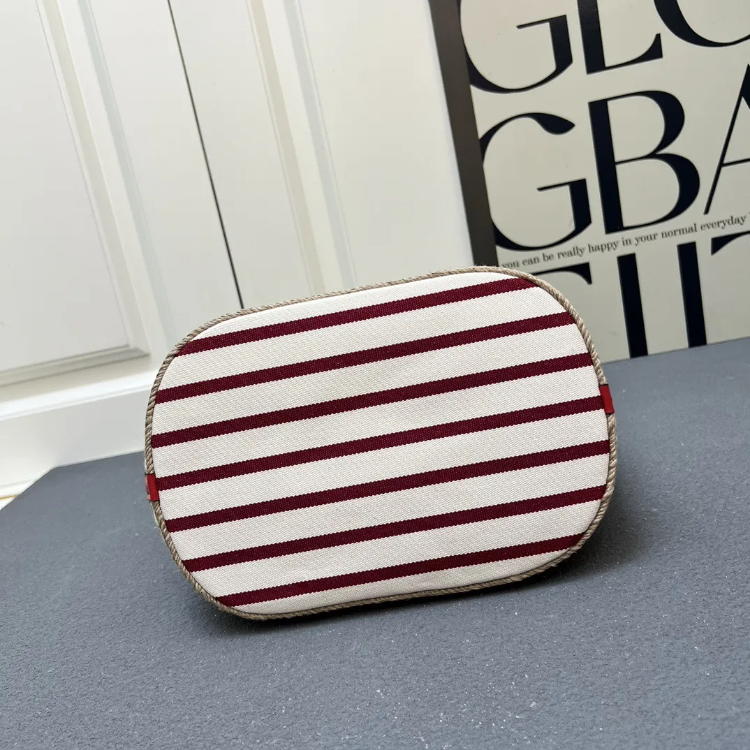 💰210包邮‼️ 🎉新款水桶包🎉1A082走秀款 这款Re-Nylon 手袋的設計采用尼龙面料和小牛皮。獨特的組合添上迷人點綴。滑動式繩索手挽凸顯這款手袋的靈活百搭,方便手提或肩背/斜跨,顶级五金。容量空间大,非常休闲时尚,又是一款永久不过时爆款,宝宝们,赶紧入手吧🎉🎉 长23.5x高28x底16.5cm