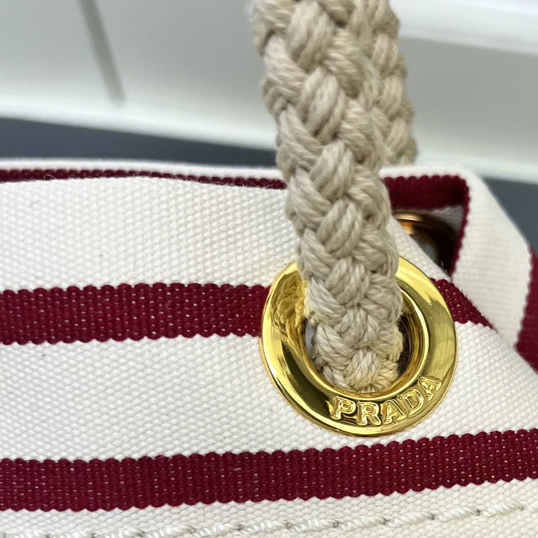 💰210包邮‼️ 🎉新款水桶包🎉1A082走秀款 这款Re-Nylon 手袋的設計采用尼龙面料和小牛皮。獨特的組合添上迷人點綴。滑動式繩索手挽凸顯這款手袋的靈活百搭,方便手提或肩背/斜跨,顶级五金。容量空间大,非常休闲时尚,又是一款永久不过时爆款,宝宝们,赶紧入手吧🎉🎉 长23.5x高28x底16.5cm