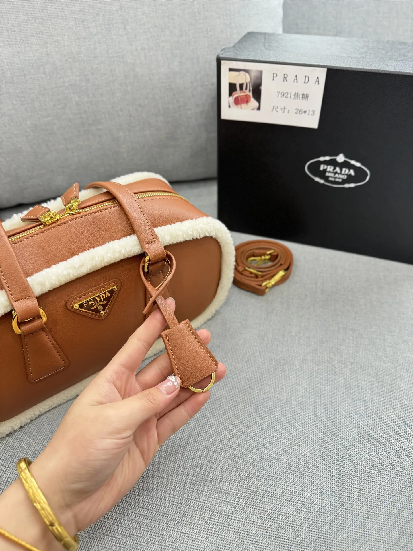 💰150 天地盖 size:28×15 PRADA普拉达 腋下包 手提单肩包 皮质手感柔软细腻,自带淡淡的皮香味,巧妙融合多种元素,呈现出独特而时尚的美学风格, 简约又有质感~