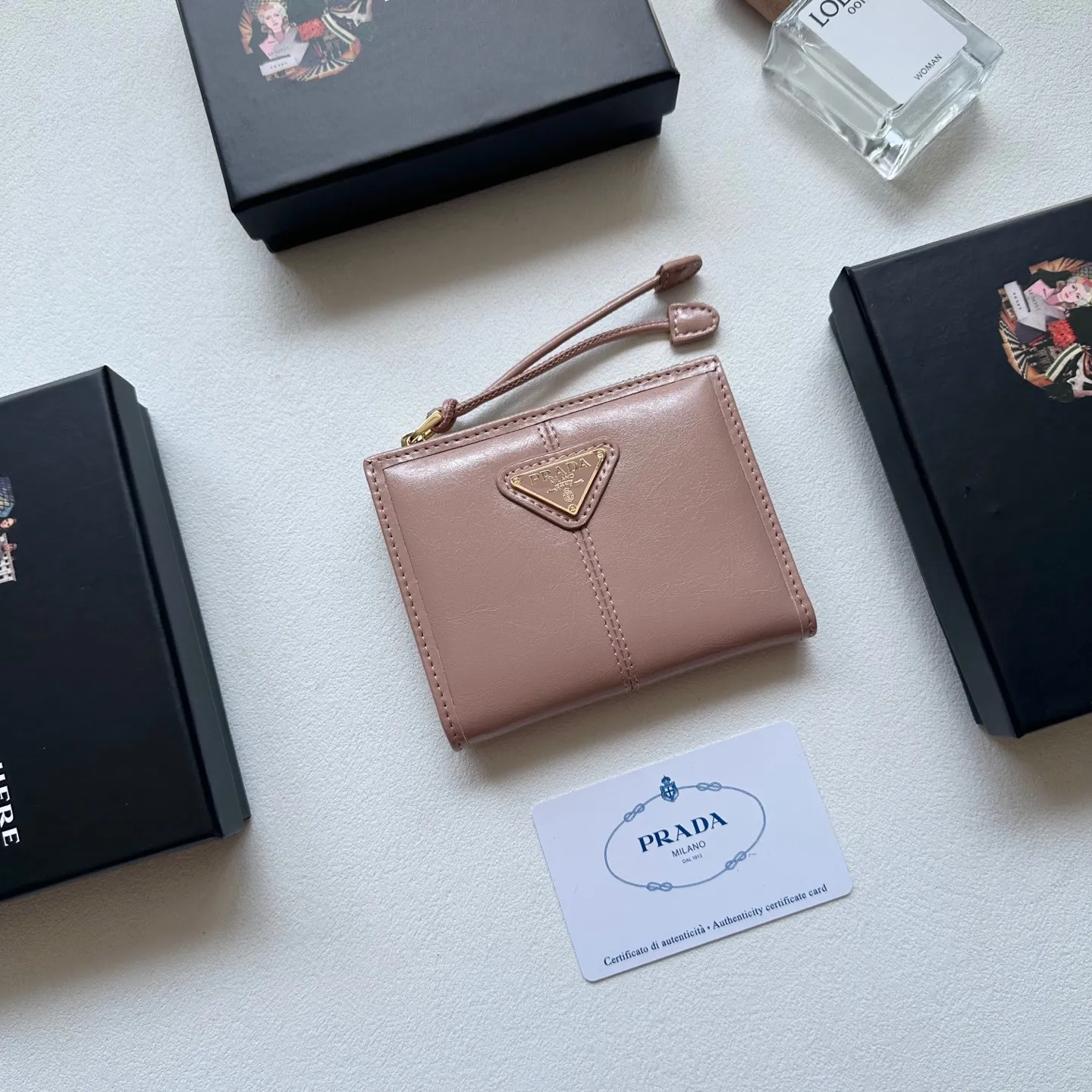 p95🎀🎀颜色 黑 灰 粉🎀尺寸 11x10🎀普拉达👏时尚钱包，优质油蜡牛皮👍🏻高档五金配件，内阁丰富，超级实用❗️现货高品质！