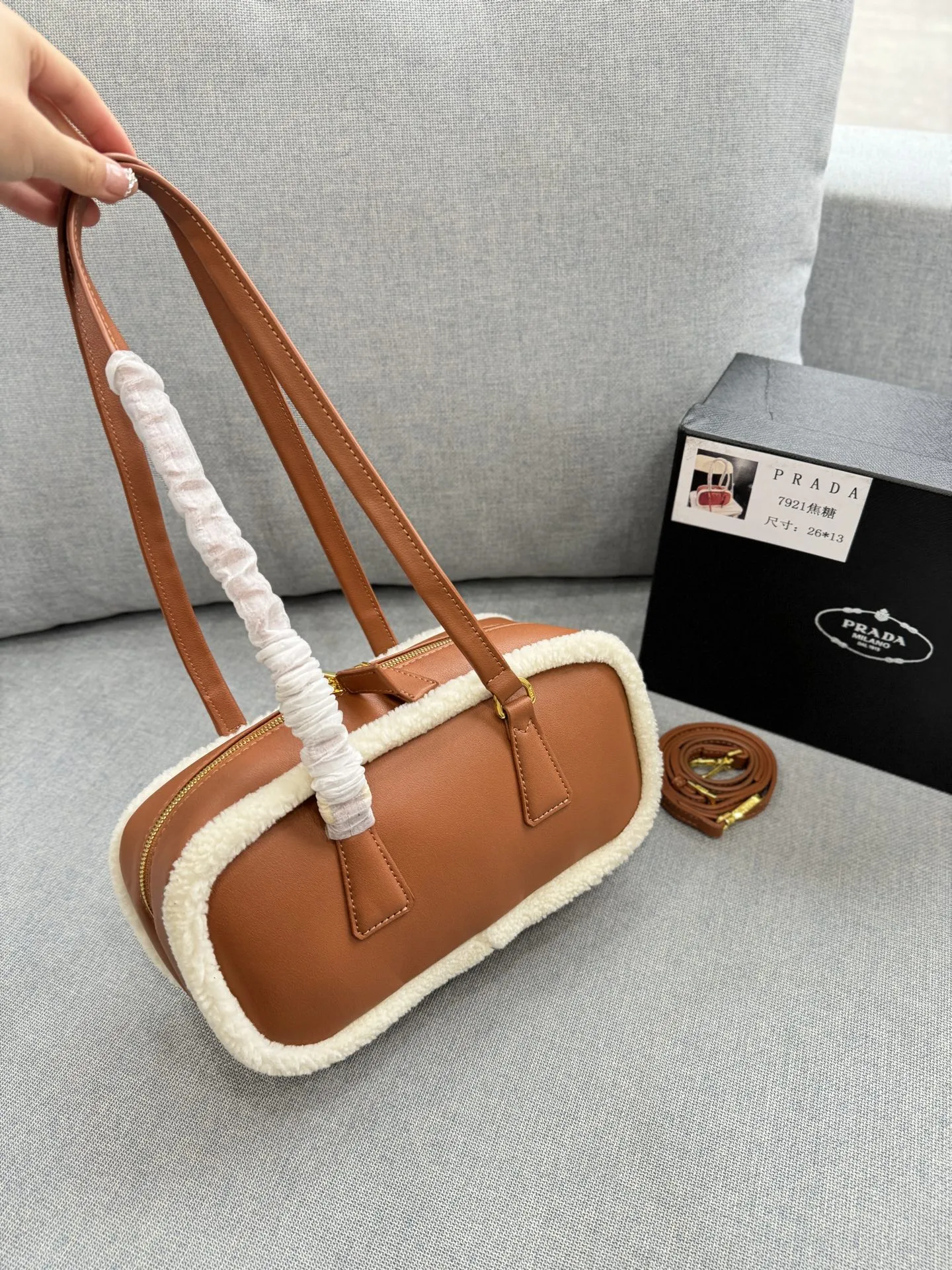 💰150 天地盖 size：28&times;15 PRADA普拉达 腋下包 手提单肩包 皮质手感柔软细腻，自带淡淡的皮香味，巧妙融合多种元素，呈现出独特而时尚的美学风格， 简约又有质感~