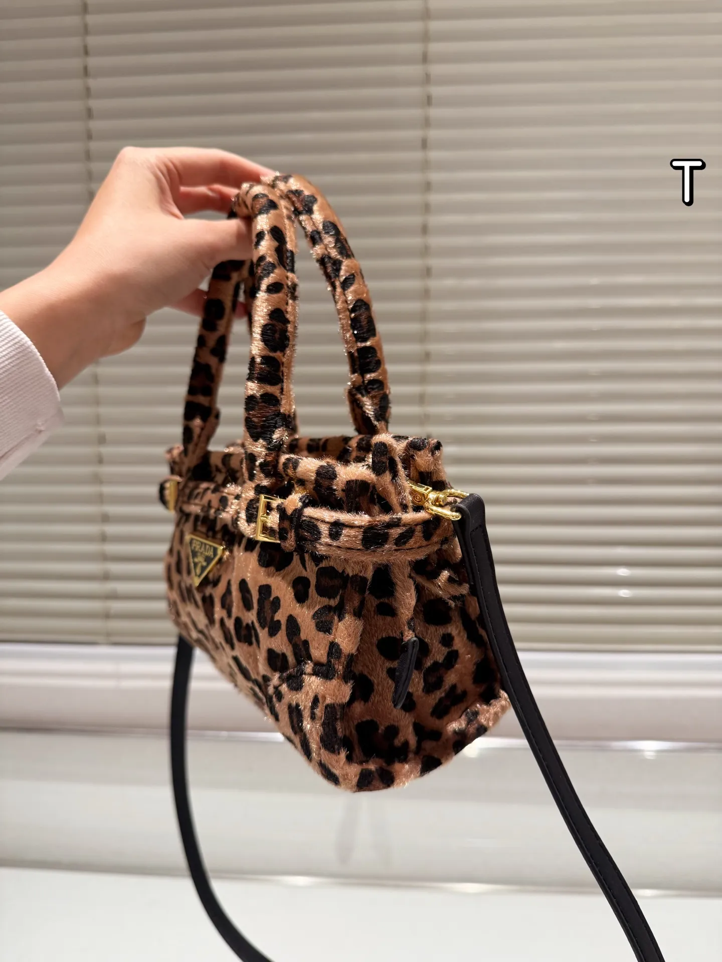 P160 Prada 普拉达Bonnie手袋 &Prada Bonnie手袋采用黑白奶牛纹压花小羊皮,触感柔软细腻,搭配标志性三角金属徽标,辨识度超高。,轻巧便携,配有可拆卸链条肩带,支持手提、单肩或斜挎多种背法。奶牛纹设计俏皮又时髦,秋冬搭配简约或亮色服饰都超出彩国,轻松提升造型亮点! 迷你尺寸12×23.5x9cm