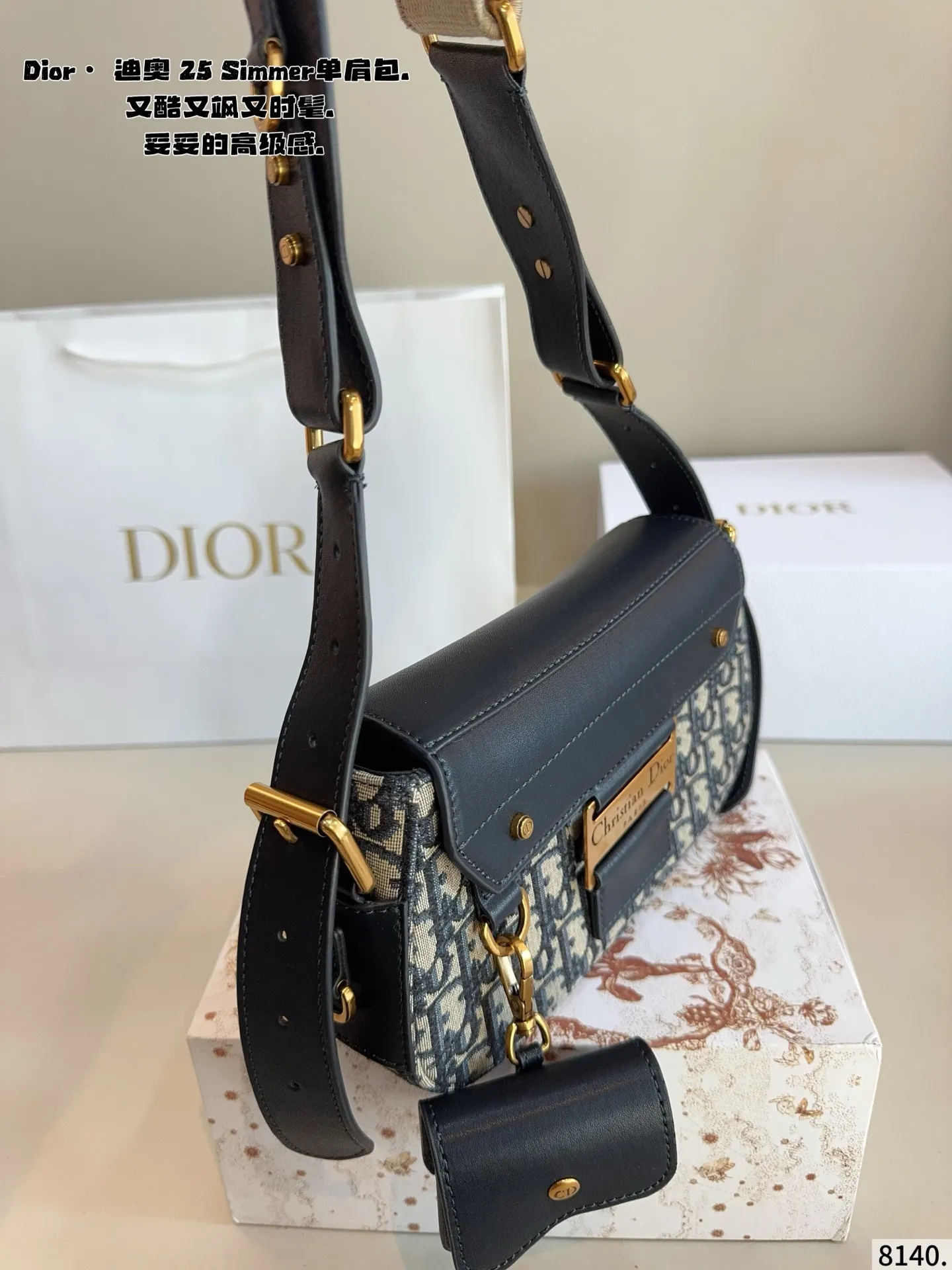 p240.配礼盒🎁. 迪奥DIOR streetchie 单肩包. 小小的盒子包配一条酷酷的宽肩带 凹照型必备 超吸睛 精致的一只 无敌巨可爱 集美们 冲它尺寸:24*5*13cm