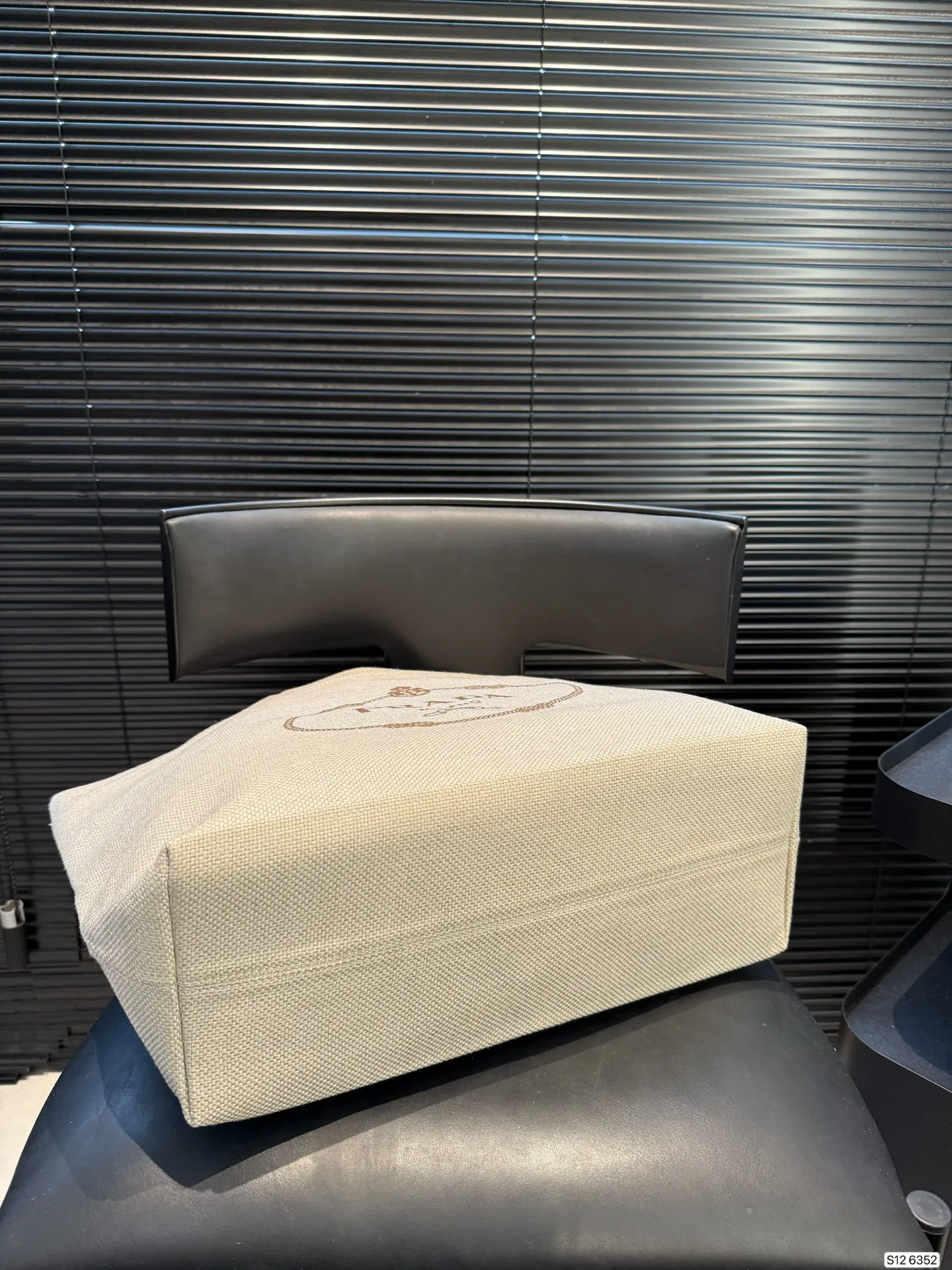 P110 Prada普拉达牛仔托特包 容量充裕,搭配便捷的大开口 质感柔软的面料勾勒出时尚简约之美 尺寸38 30 货号6352