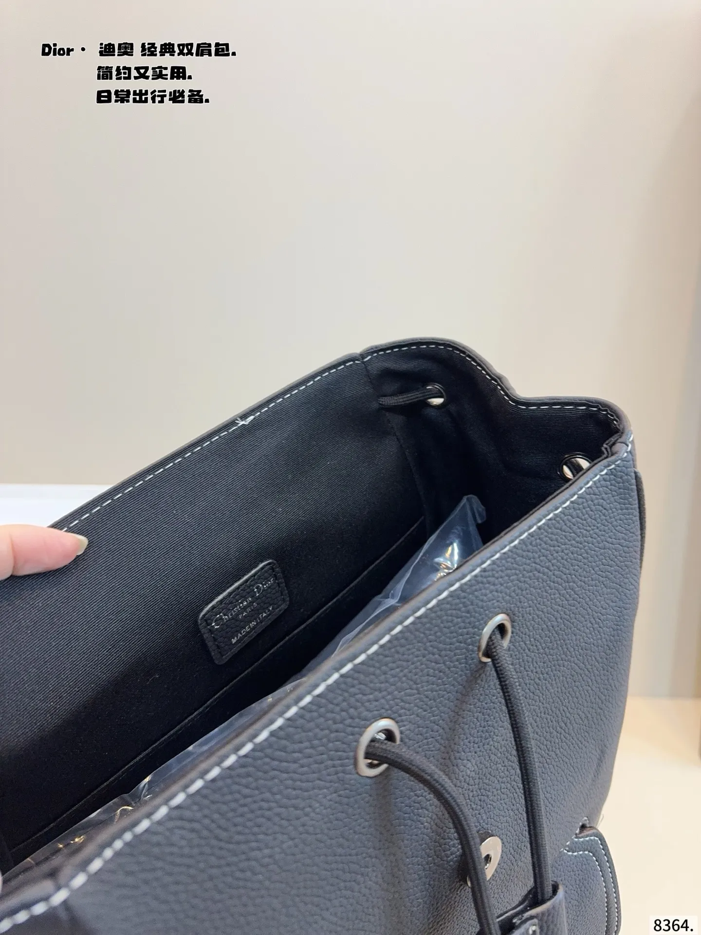 p185 dior 迪奥 双肩包经典永不过时！每年过年的时候背包都是销售冠军哦！出门旅游！外出等等都是非常之适合！最受欢迎的一款背包经久不衰[强] 超纤🐂皮 绝对高品质 尺寸：29*14*40cm