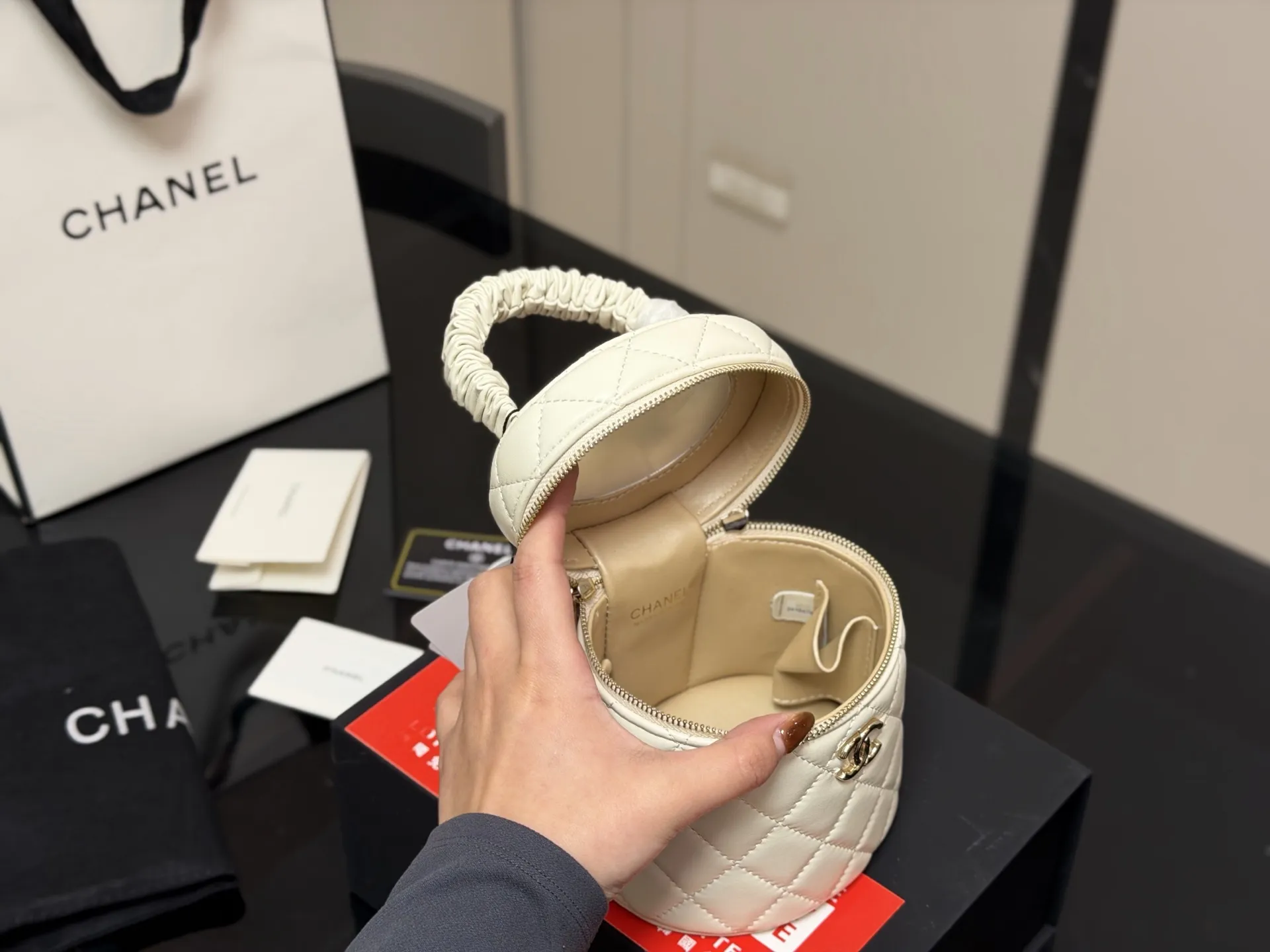 ¥165 折叠盒 香奈儿Chanel 是美到炸裂的水桶包!! 很精致,容量也超级力! 手机纸巾卡 包唇膏绝无问题,精致得不行! 而且.上身效果棒棒的,链子长度刚好, 取东西 超方便 上身效果不错,不挑人,轻巧, 容量大,肯定实用! 尺寸:13.13cm