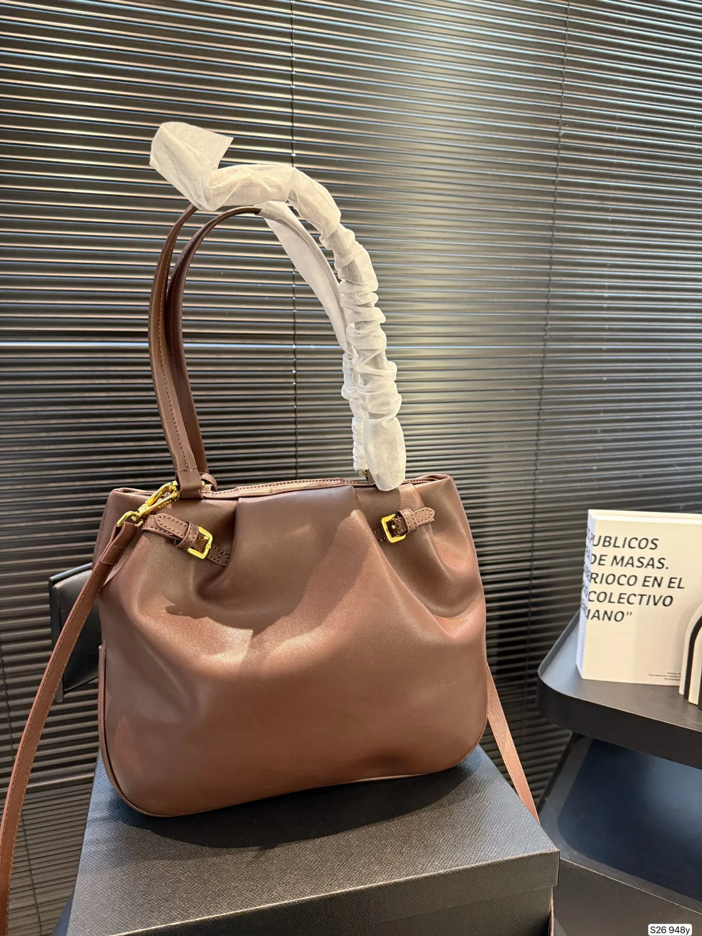 P180 普拉达 又是心动Prada的一天. 松弛慵懒的tote包真的爱惨了 上身满满的高级感! 日常通勤必备哦! 尺寸:33 26 货号948