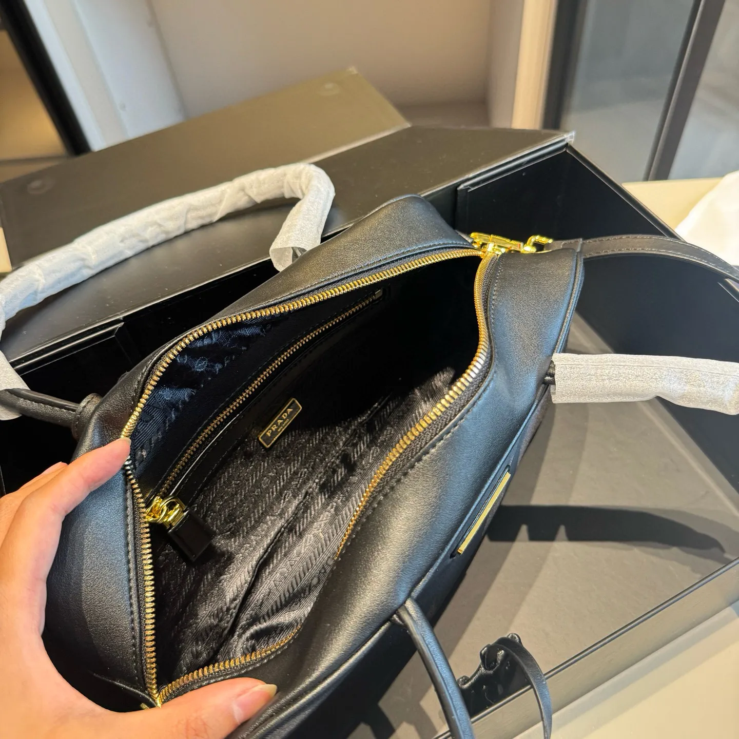 🅿️185~🅿️190~🅿️195✅新品推荐🔜 高端货🔥Prada普拉达专柜新款锁头腋下包~👍明星同款!到哪都是回头率👍专柜同款哦!品质堪比正品!进口面料外出轻便实用!原版顶级五金🎁原版礼盒包装(size:小号28*14 中号30*18 大号34*23)