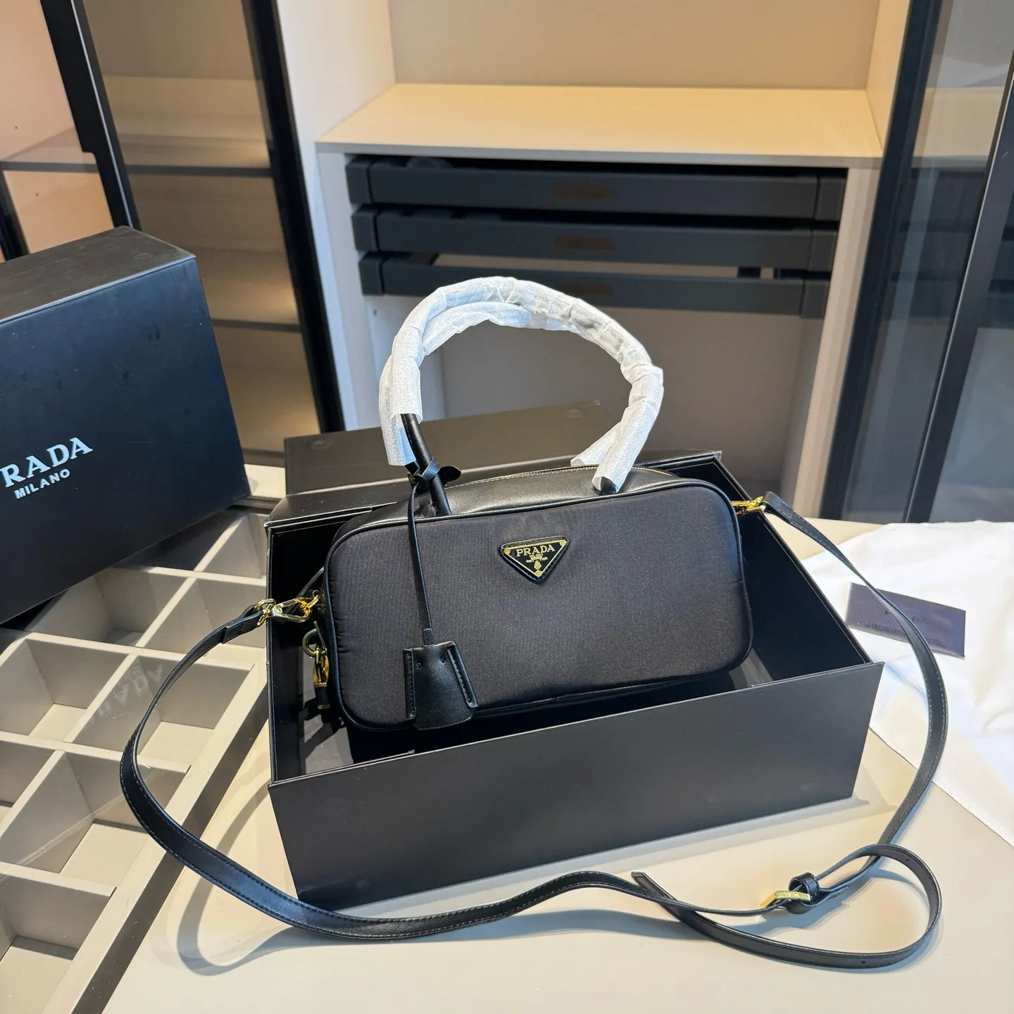🅿️185~🅿️190~🅿️195✅新品推荐🔜 高端货🔥Prada普拉达专柜新款锁头腋下包~👍明星同款!到哪都是回头率👍专柜同款哦!品质堪比正品!进口面料外出轻便实用!原版顶级五金🎁原版礼盒包装(size:小号28*14 中号30*18 大号34*23)