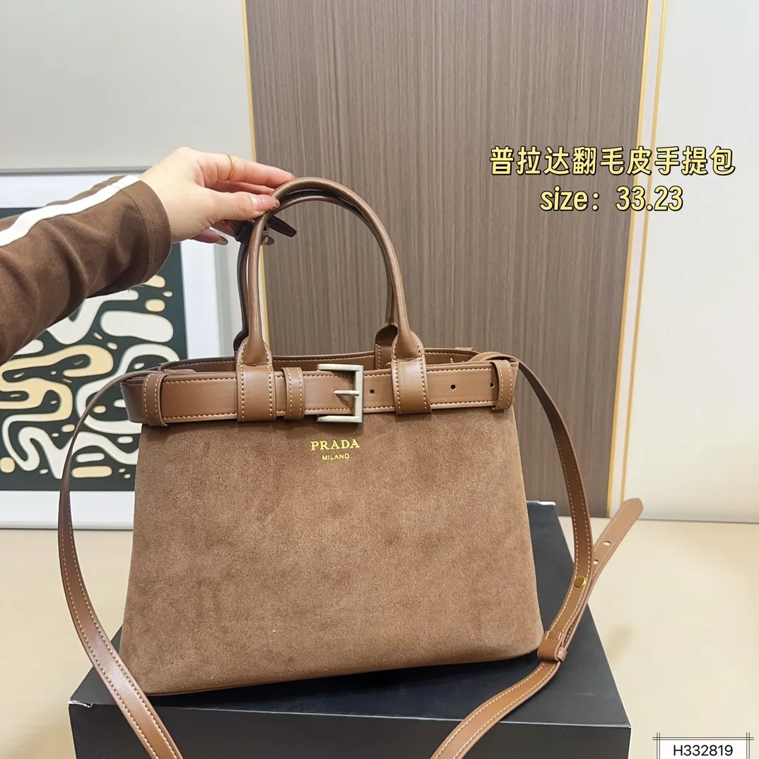 💰235 配盒⚠️尺寸33*23 Prada 普拉达 Buckle翻毛皮手提包 2024春夏系列,采用柔软麂皮,触感细腻,低调哑光质感超有氛围感。标志性金属腰带+三角徽标,辨识度满分!尺寸适中中,通勤休闲都能轻松驾驱。肩带可拆卸调节,手提斜挎随心切换,实用又时髦。简约大气,时尚爱好者必入!