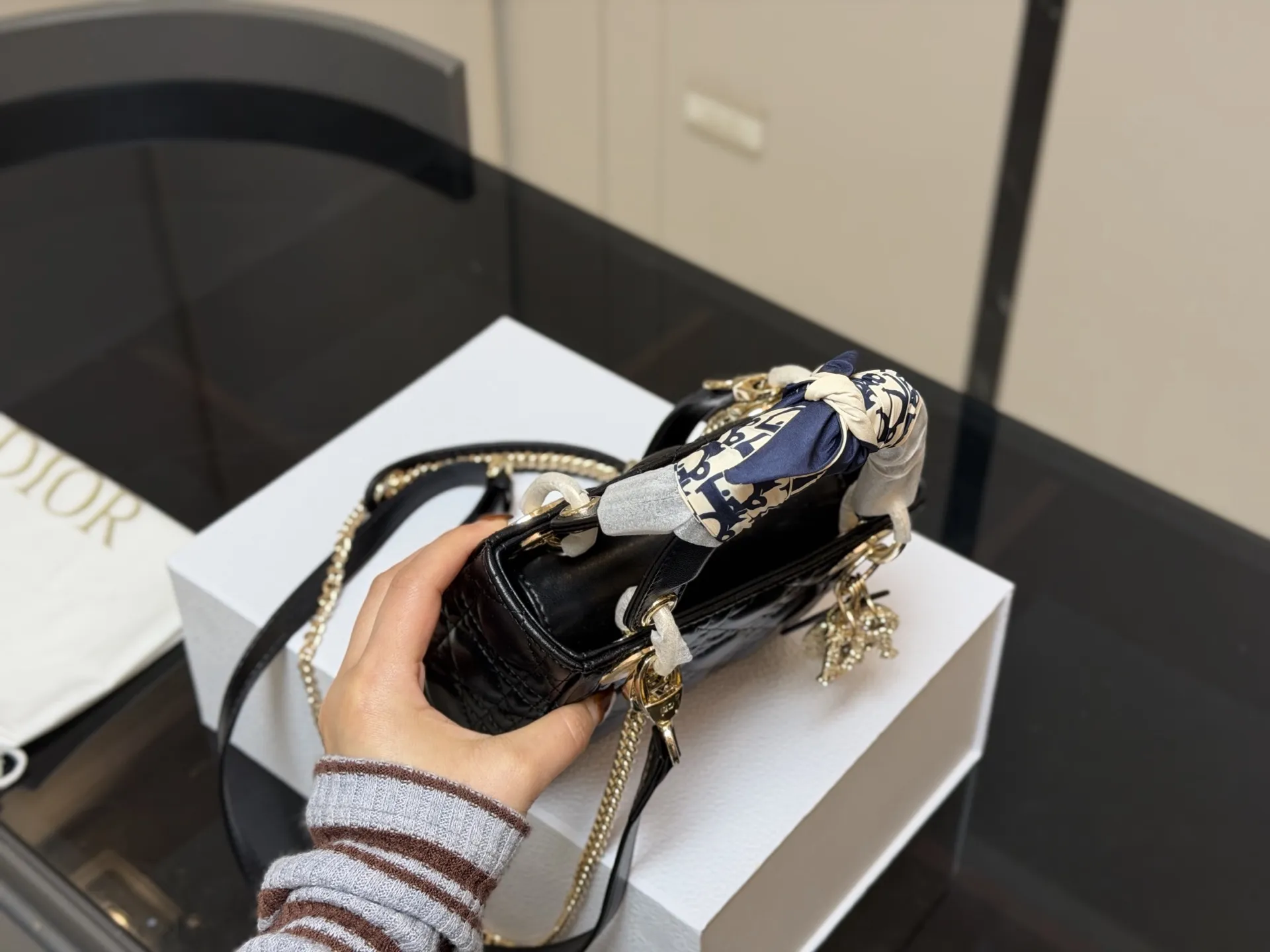 ¥205 配折叠盒 尺寸:17*13cm 高品版.升级出货 ✅ 迪奥 戴妃羊皮 每个颜色真的太好看啦 是不是都需要它!