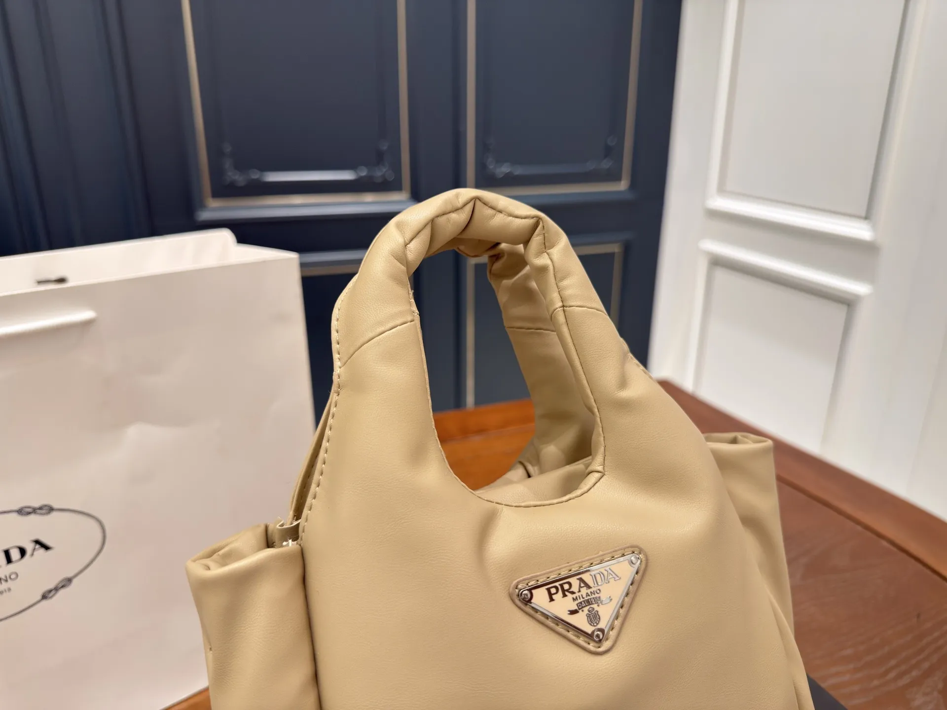 （折叠盒⚠️）p170 Prada洋气单品 普拉达菜篮子包 这个系列将是Prada接下来一整季的主打款式。Prada 手袋的曲线型设计分外醒目，当手包很优雅，时尚百搭！打麻将逛街也很轻便哦！尺寸 17 15