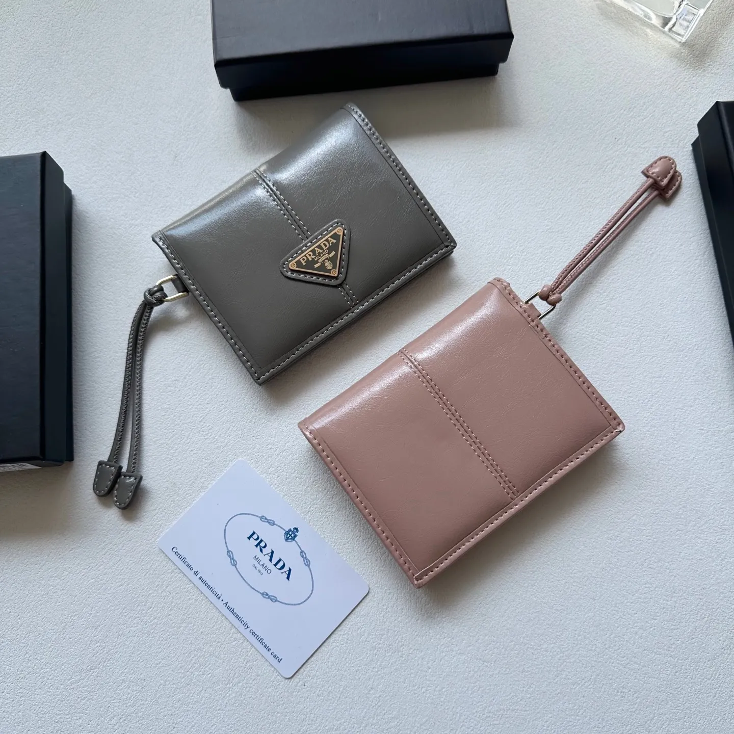 p95🎀🎀颜色 黑 灰 粉🎀尺寸 11x10🎀普拉达👏时尚钱包,优质油蜡牛皮👍🏻高档五金配件,内阁丰富,超级实用❗️现货高品质!