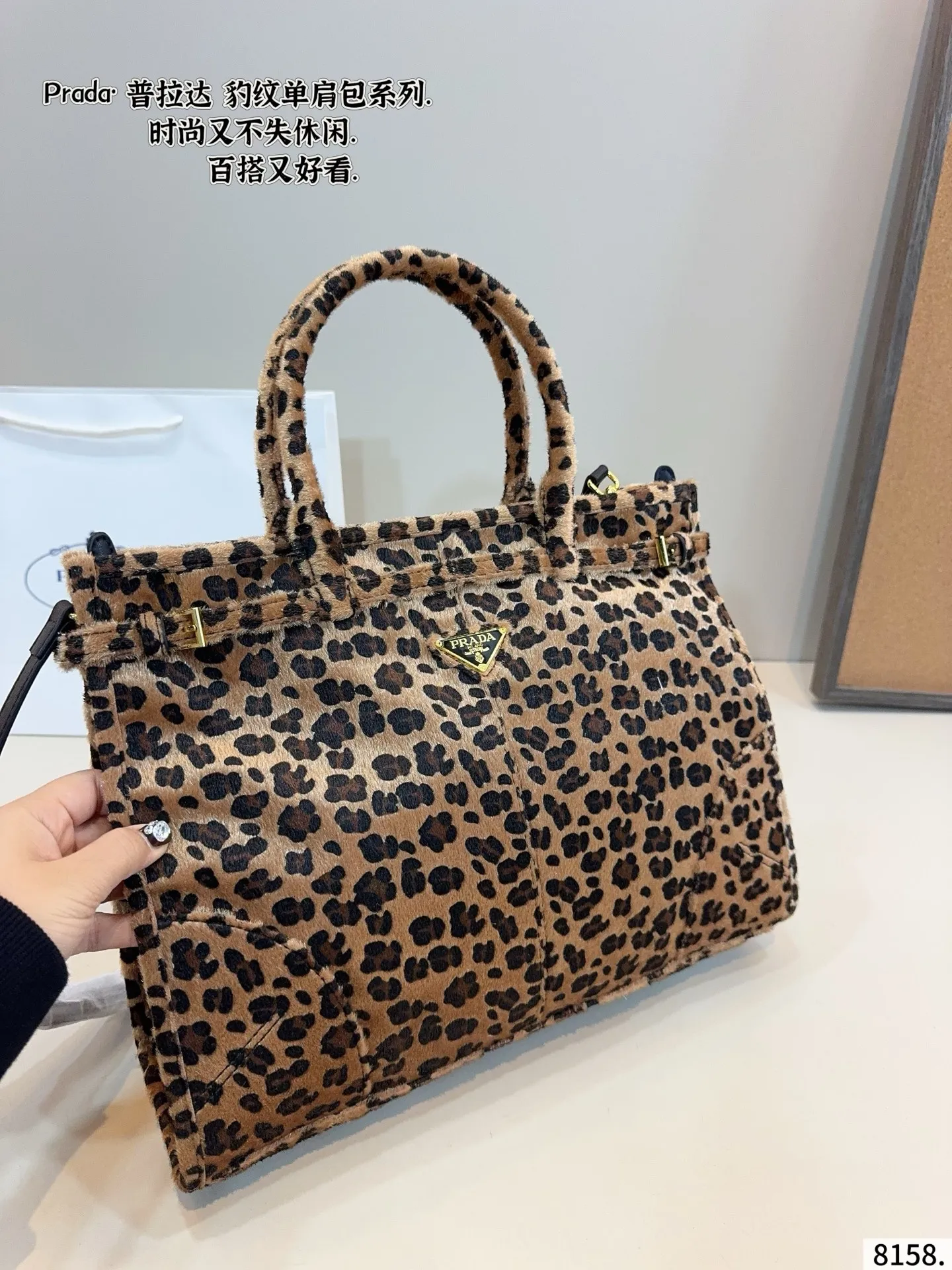 p180 普拉达PRADA Soft lux单肩包. 质感很高级 容量超级大也很耐用 日常出街背它回头率百分百 就是这种随性慵懒感尺寸：38*13*28cm