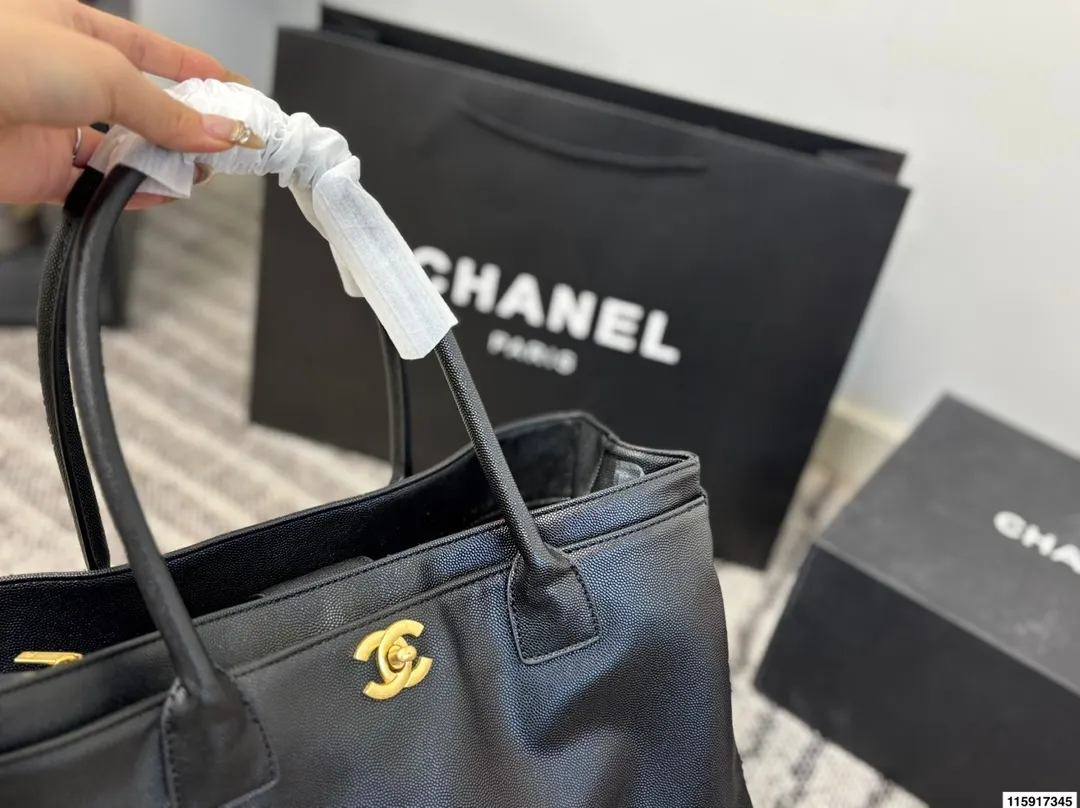 p155 尺寸36.23 Chanel 香奈儿 cerf 鱼子酱荔枝皮 公文包 经典永不过时的Cerf包型，简约大气又实用[哇R]鱼子酱牛皮耐磨耐造有质感！还是黑金配色