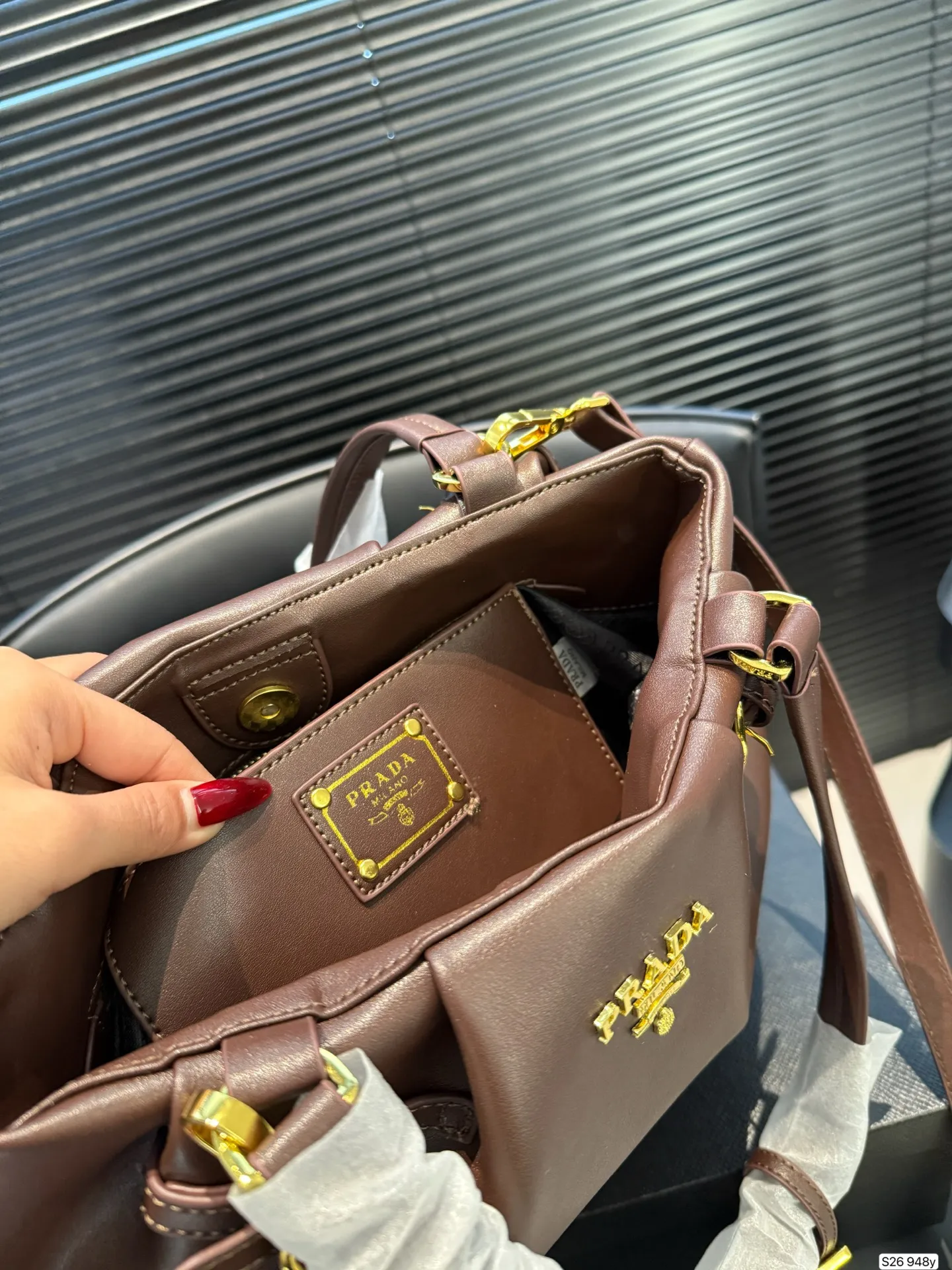 P180 普拉达 又是心动Prada的一天. 松弛慵懒的tote包真的爱惨了 上身满满的高级感！ 日常通勤必备哦！ 尺寸：33 26 货号948