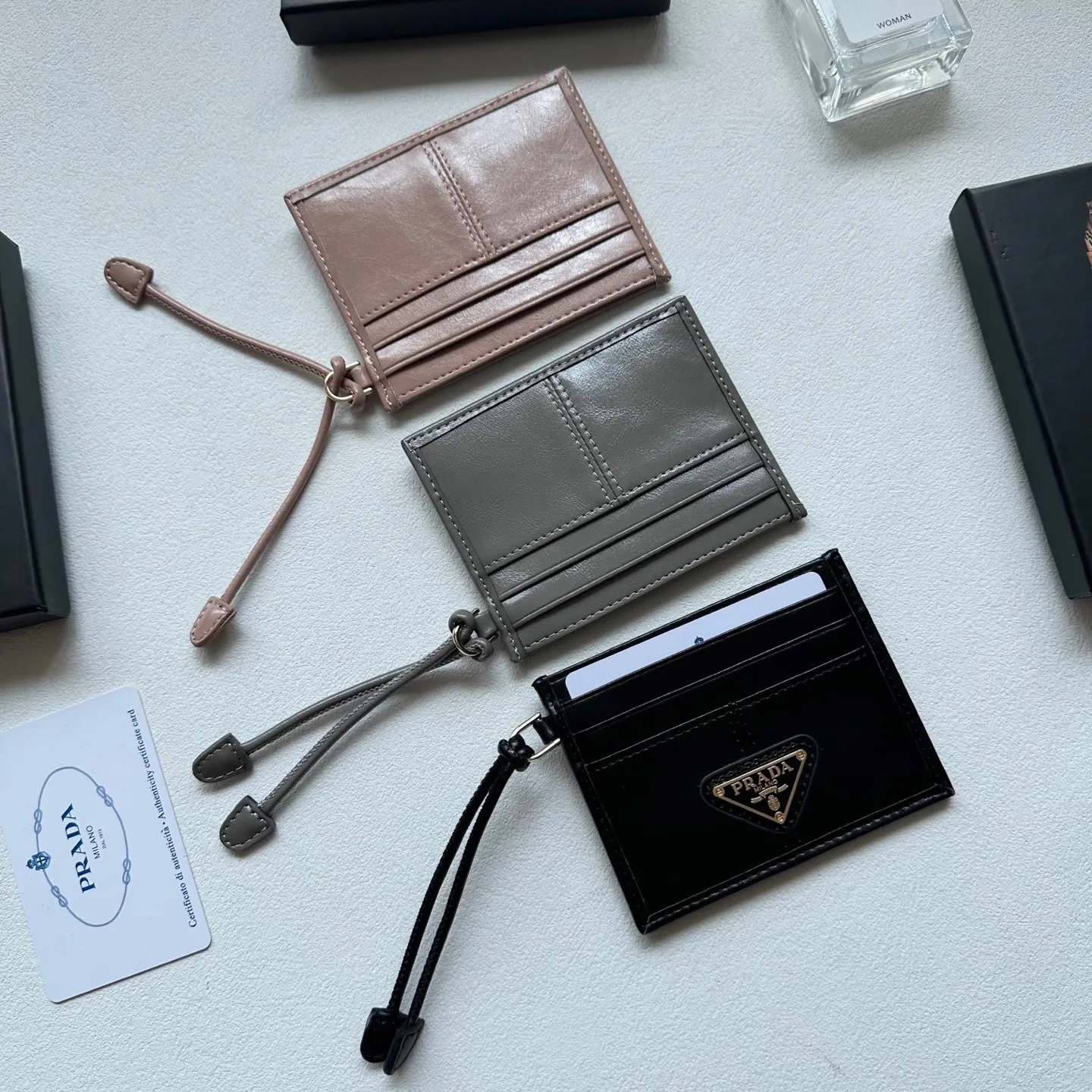 P75🎀🎀颜色 黑 粉 灰🎀尺寸 9x5🎀普拉达纯皮卡包 超级自留。👛卡包钱包两用特别实用