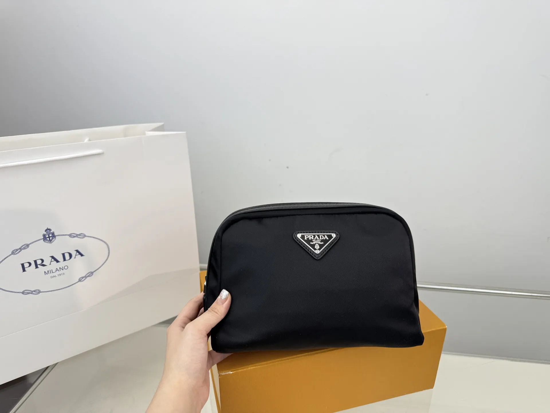 (无盒⚠️)p105 Prada 普拉达 尼龙布手拿包 手包 经典百搭 实物拍摄 原厂原版面料 size:12*22cm