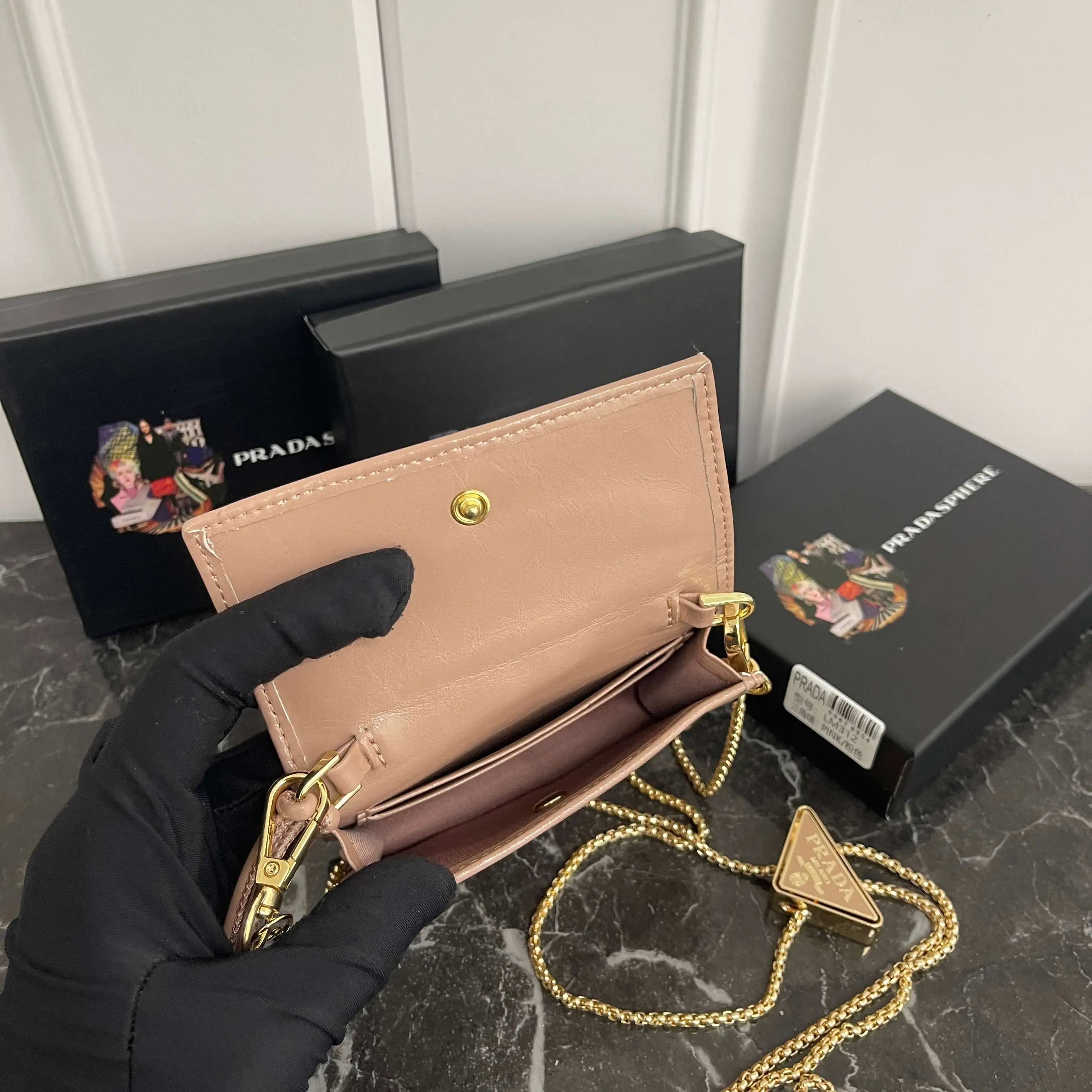 💰115包邮❗ PRADA普拉达 油腊皮珐琅金属三角形标志按扣开合 皮革 卡包 常规 女款 编号312 颜色黑色,粉色,灰色
