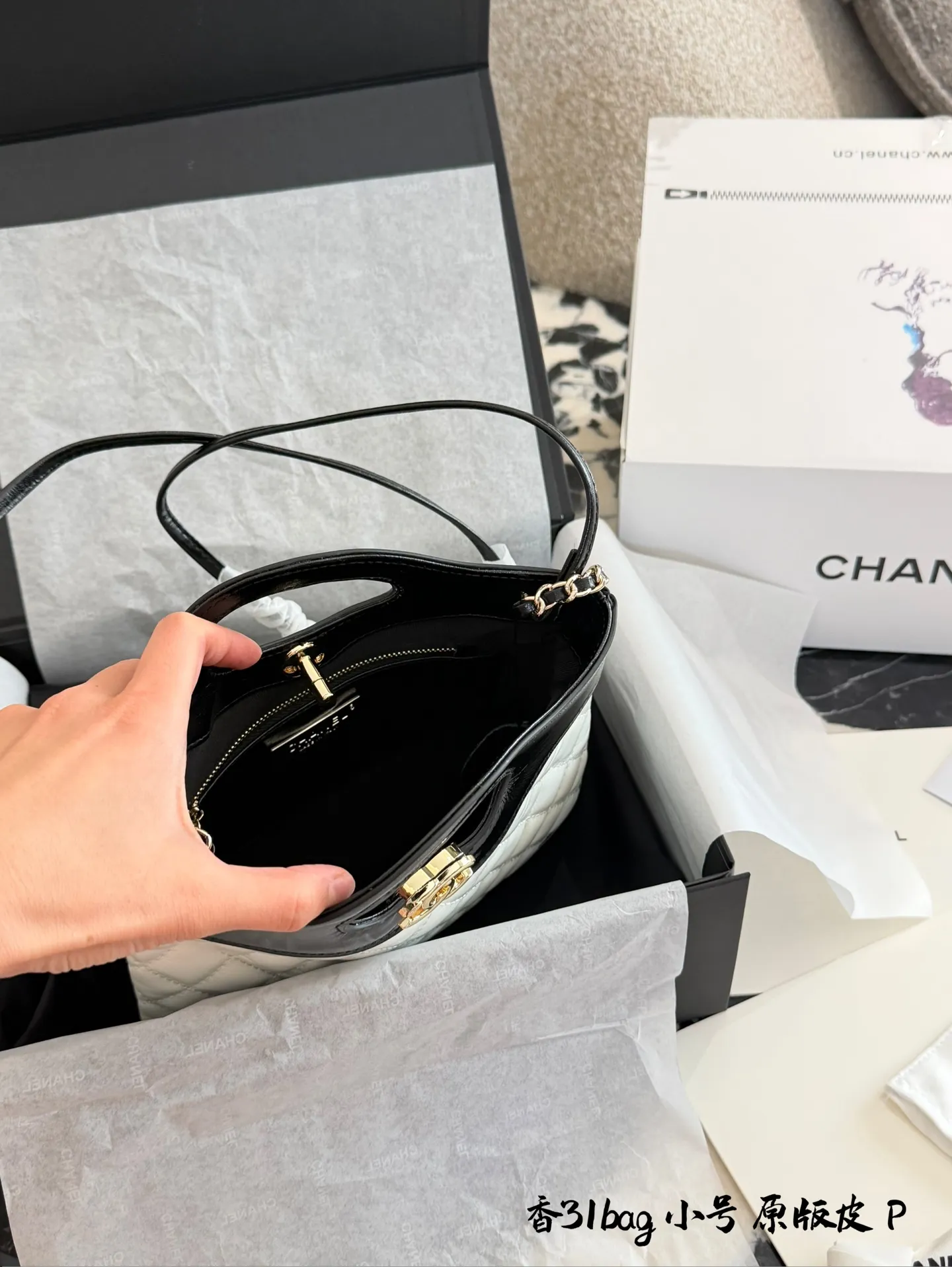 p200 香奈儿Mini31Bag熊猫色 牛皮 Q3香奈儿Mini 31 Bag熊猫色,黑白拼接超经典,漆皮+菱格纹设计,淡金色五金超有质感十。22x23x5.5cm 22x23x5.5cm,小巧精致,手提or斜挎都OK,链条肩带多种背法随心切换!旋钮扣设计更安全,容量虽小但手机钥匙都能装下,通勤出行都很适合。复古时髦,百搭不挑人,是香奈儿热门爆款之一!