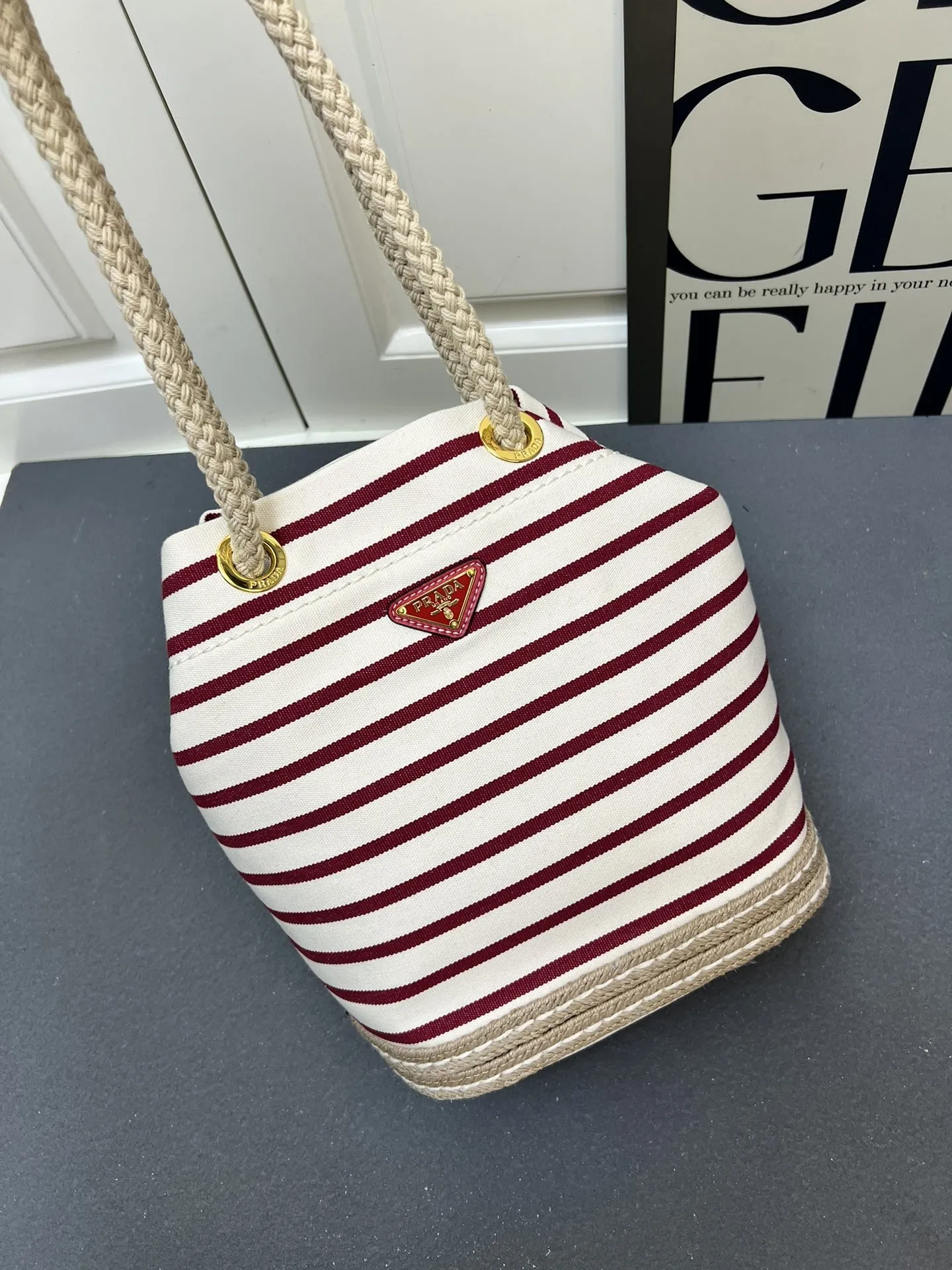 💰210包邮‼️ 🎉新款水桶包🎉1A082走秀款 这款Re-Nylon 手袋的設計采用尼龙面料和小牛皮。獨特的組合添上迷人點綴。滑動式繩索手挽凸顯這款手袋的靈活百搭,方便手提或肩背/斜跨,顶级五金。容量空间大,非常休闲时尚,又是一款永久不过时爆款,宝宝们,赶紧入手吧🎉🎉 长23.5x高28x底16.5cm