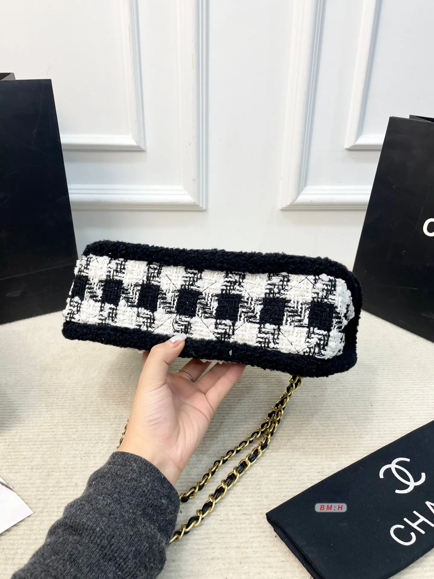💰210 香奈儿CF系列25N黑白千鸟格粗花呢包链条包斜挎包,经典千鸟格纹+金色链条,优雅复古气质满分✨。毛呢材质柔软有质感,秋冬搭配大衣毛衣超有氛围感!日常通勤、出街都很实用,手机卡包轻松装下。金属双C标志+皮穿链条,细节精致,肩带可调节,单肩斜挎都OK。 尺寸:29*10*20