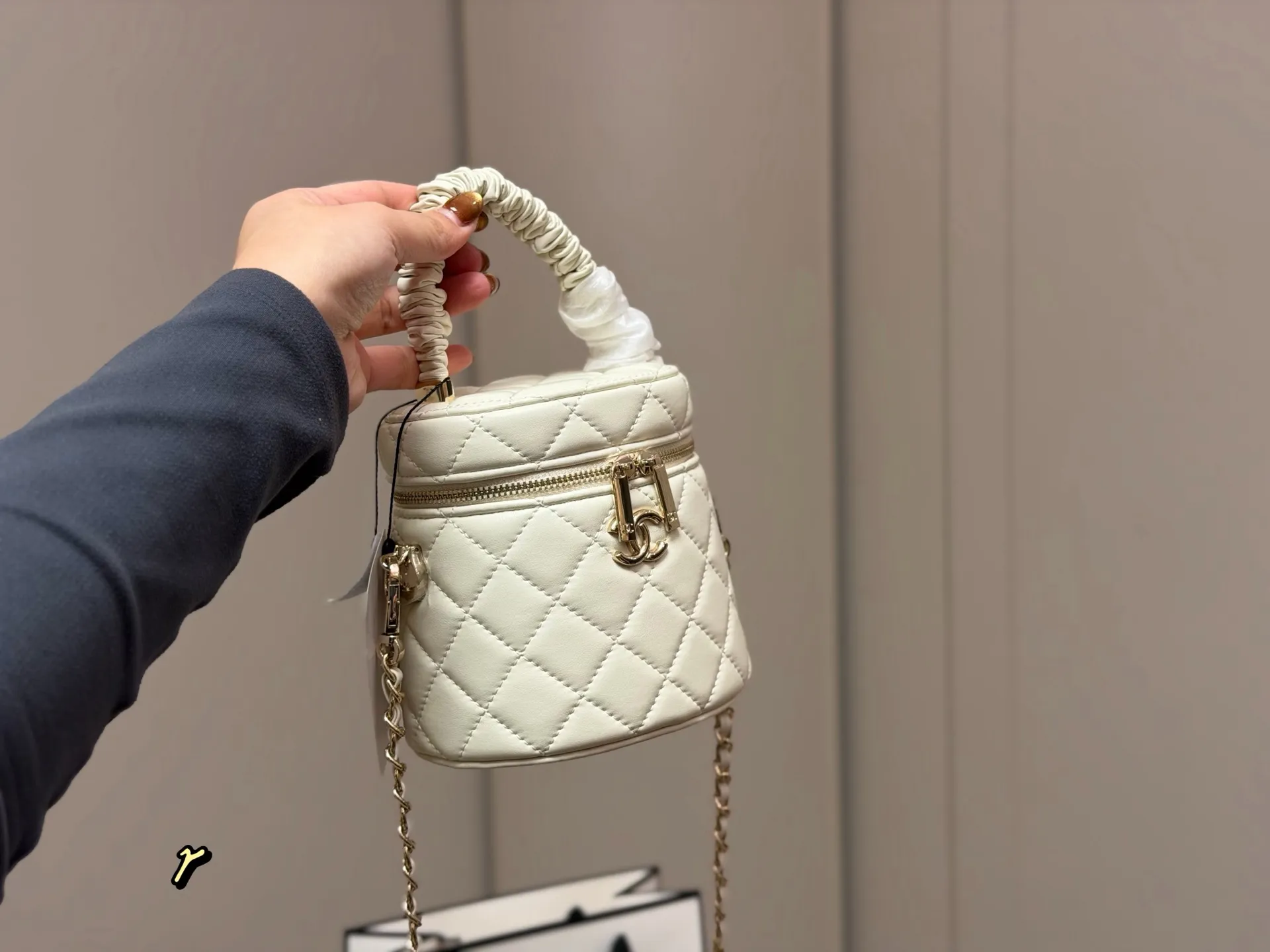 &yen;165 折叠盒 香奈儿Chanel 是美到炸裂的水桶包!! 很精致,容量也超级力! 手机纸巾卡 包唇膏绝无问题,精致得不行! 而且.上身效果棒棒的,链子长度刚好, 取东西 超方便 上身效果不错,不挑人，轻巧, 容量大,肯定实用! 尺寸:13.13cm