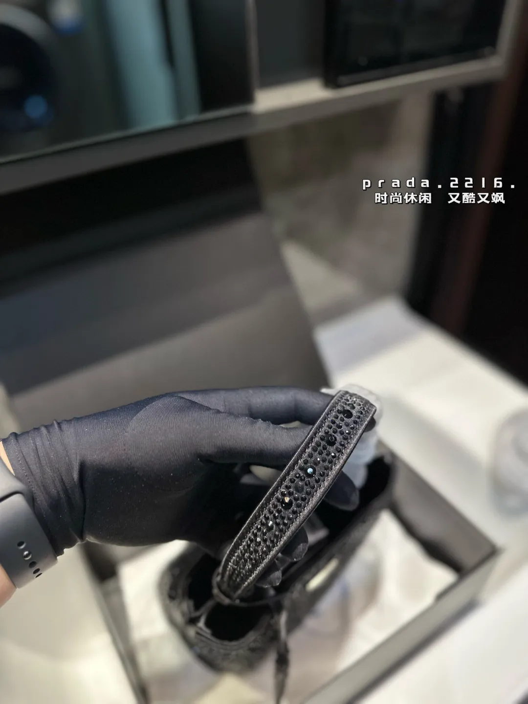 ❤️p150(礼盒包装)❤️ Prada 普拉达新品 闪闪水钻 满钻托特包哇咔咔!整个包都是闪钻镶嵌成的水钻 Prada Hobo包包 在灯光下BlingBling的闪。尺寸:18 19