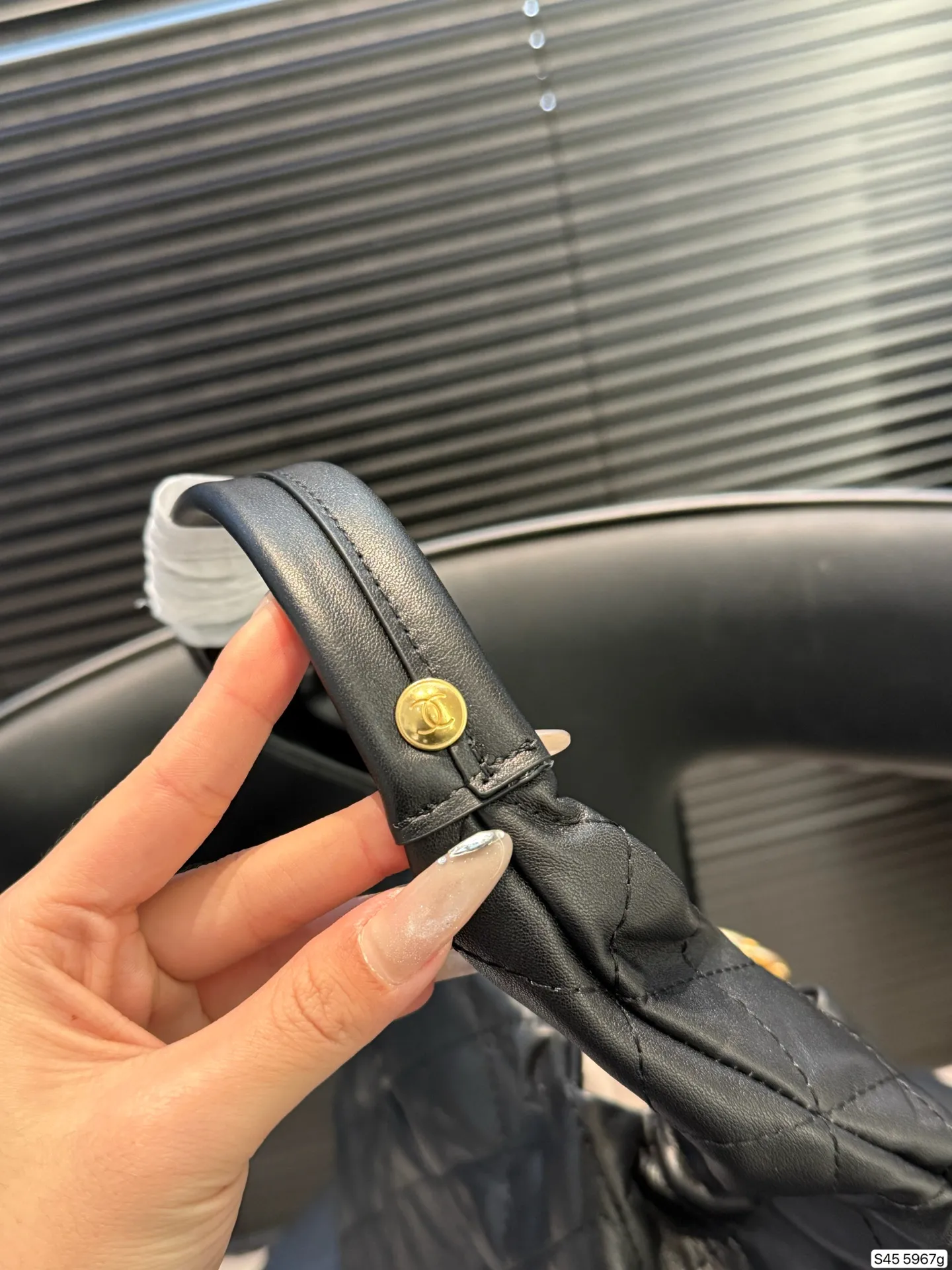 P275 香奈儿新款hobo✅行情早知道🔑少见的推荐 香奈儿2025年推出了全新的Hobo包金属双C扣和链条肩带等设计细节,结合复古与现代元素,成为备受期待的new girl。 尺寸27 21 货号5967