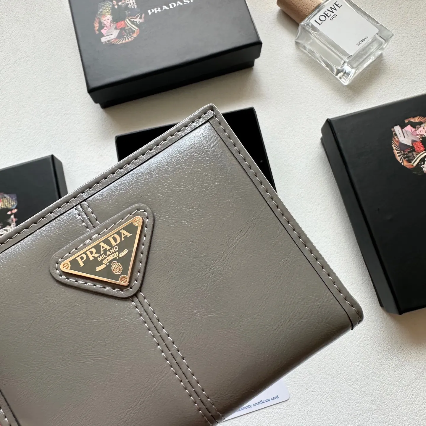 p95🎀🎀颜色 黑 灰 粉🎀尺寸 11x10🎀普拉达👏时尚钱包，优质油蜡牛皮👍🏻高档五金配件，内阁丰富，超级实用❗️现货高品质！