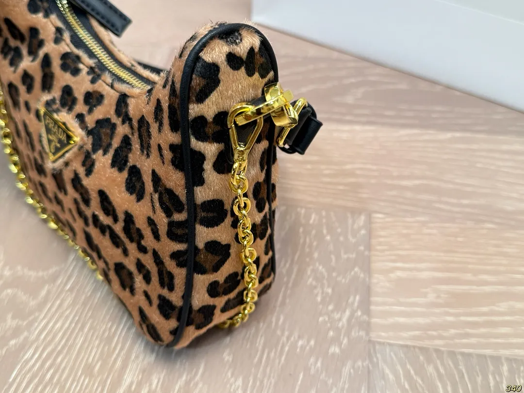 ¥130 普拉达hobo腋下包 Prada如影随形 充满了不一样的帅气感 甜酷辣妹穿搭必备 尺寸 22 12