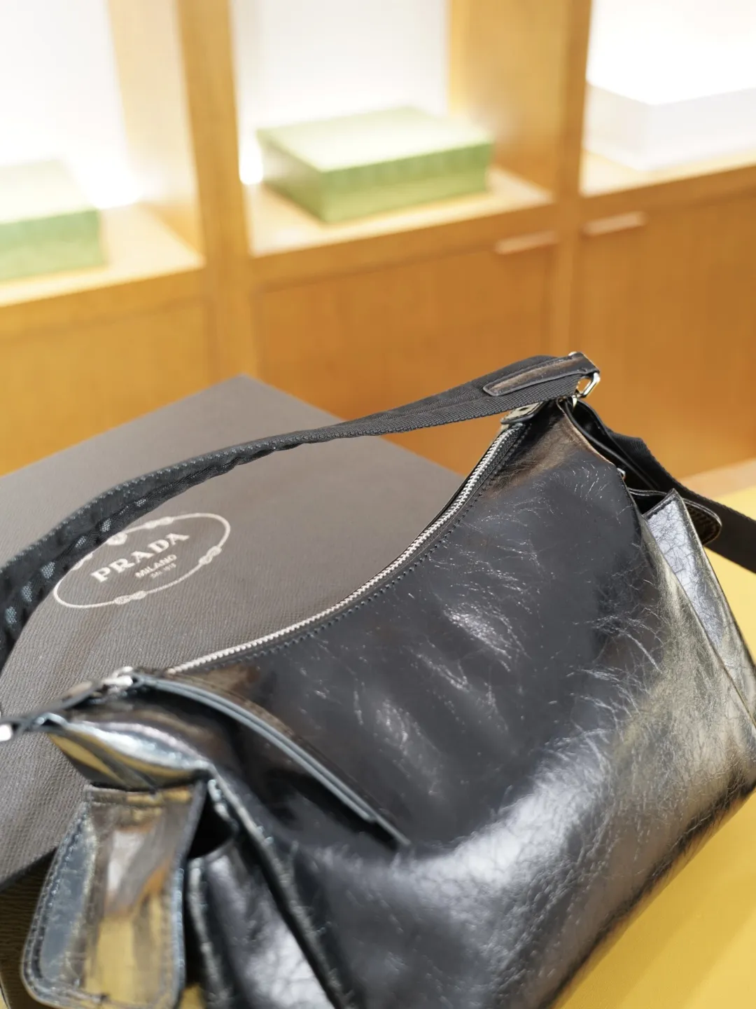 P140 🇮🇹 PRADA 普拉达 官网同步 高版本 斜挎单肩背包 永恒不过时的标志性产品 纯原单牛皮 顶级五金制作 非市面普通版本 贸易公司订单货 全部实拍 实用性非常高 完全不用担心穿搭 配全套包装礼品盒 【规格:30x20x10】