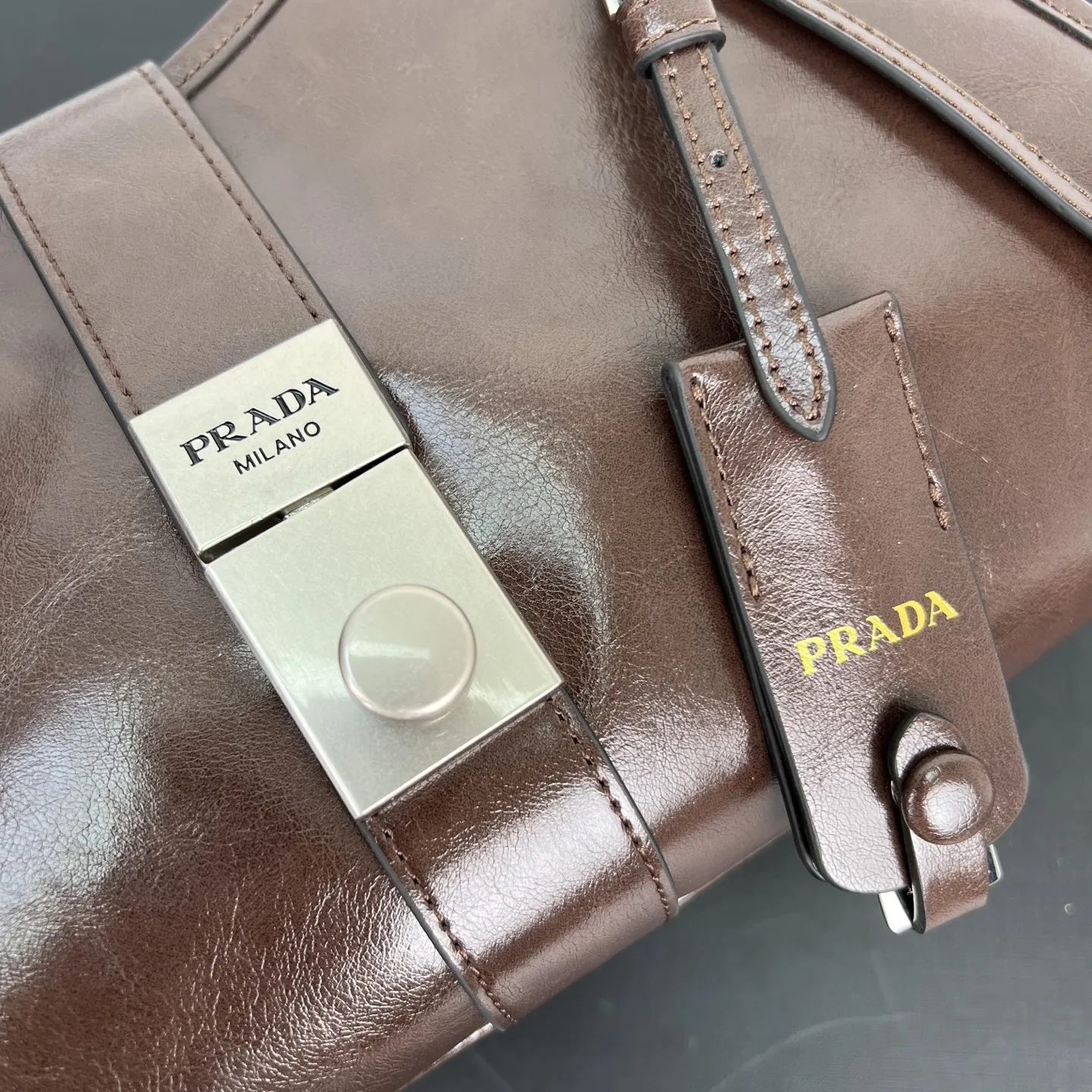 定制版💰338包邮‼️ 🎉新品🎉1BG563新款🎉🎉 这款走秀款采用进口油腊皮,顶级五金,前幅配有插扣锁开合,容量空间大,又可手提又可肩背,上身效果非常大气时尚,喜欢宝宝们,赶紧入手吧🎉🎉 长30.5x高17.5x底9cm🎉🎉🎉