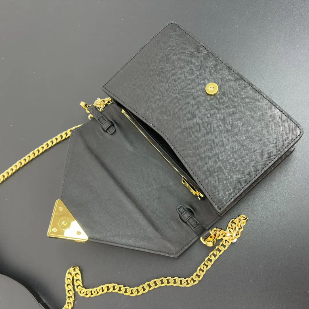 💰318包邮🉐️【顶级原单】P家🌹专柜🎉新款斜挎包🎉1BD318到货啦🎉🎉这款翻盖式单肩包采用Saffiano皮革打造,内配小羊皮。展现匠心设计,柔美设计一览无余。翻盖开合的尖端饰以涂珐琅金属三角形徽标,配有可拆卸长肩带/又可当手包😘😘精致的迷人魅力,简约大气,值得拥有。赶紧入手吧🎉🎉尺寸:长21.5x高14x底4cm🎉🎉🎉👏👏