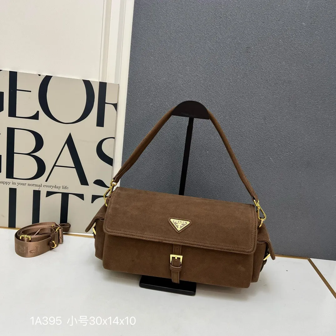 💰240包邮❗ 新款邮差包🎉1A395全皮🎉 这款手袋完美融合精致与功能性,采用再生尼龙材质,轮廓柔和,配有多个口袋。轻盈实用的设计结合运动与百搭元素,饰有涂珐琅三角形金属徽标,搭配皮革细节。配有2条肩带可拆卸,容量大,太完美,又是一款永久不过时爆款,大号男女共用,赶紧入手吧 小号:长30x高14x底10cm