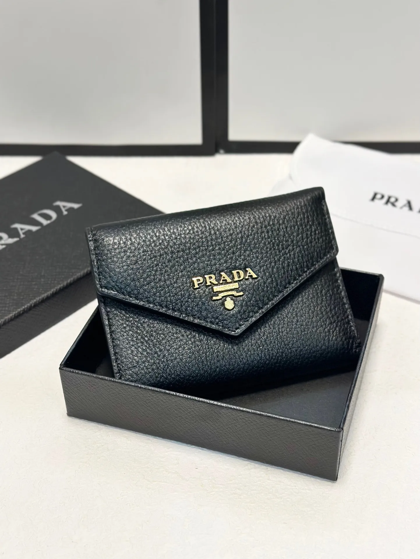 P95🎀🎀颜色 黑🎀尺寸 11x10🎀普拉达👏时尚钱包，优质牛皮👍🏻高档五金配件，内阁丰富，超级实用❗️现货高品质[得意]