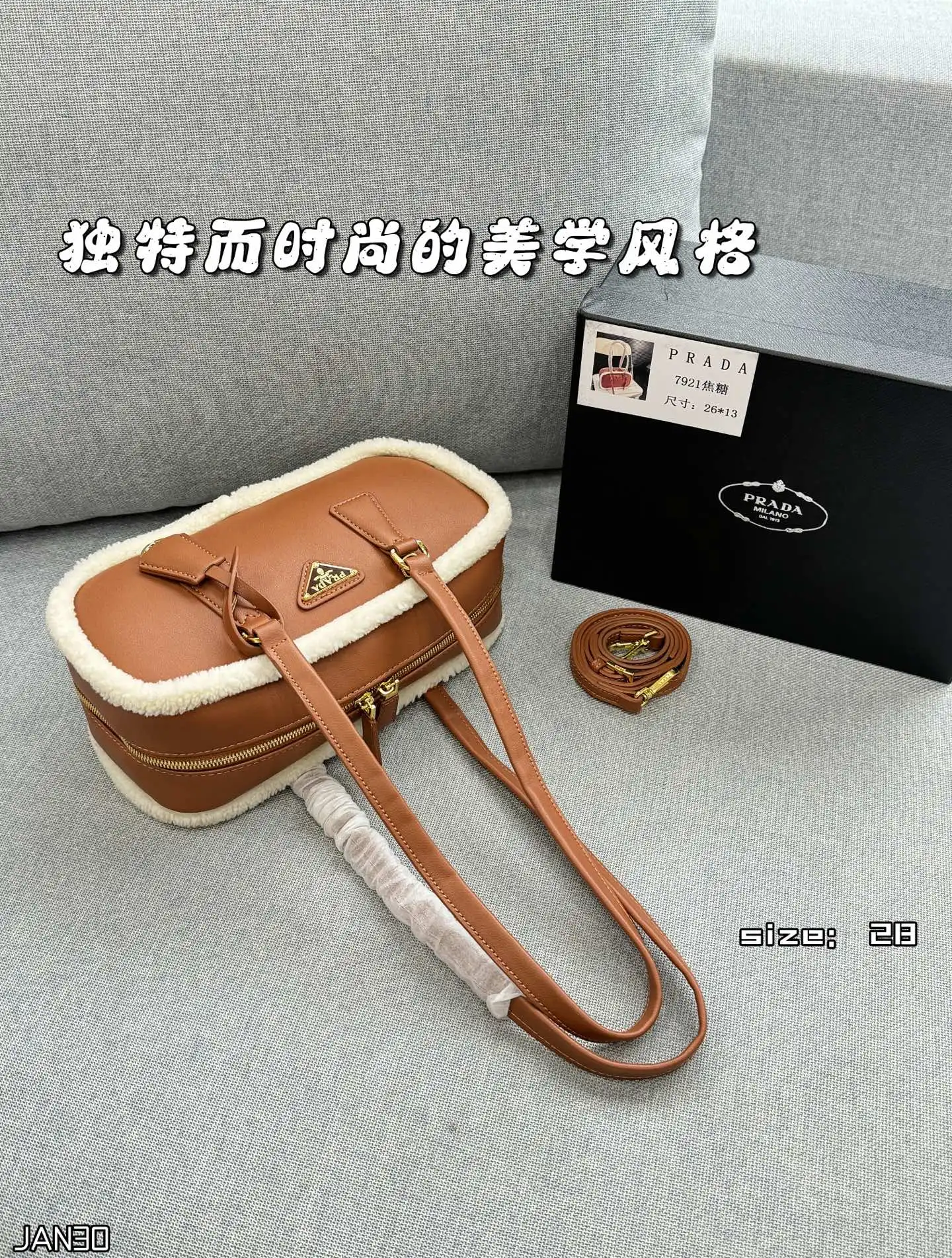 💰150 天地盖 size:28×15 PRADA普拉达 腋下包 手提单肩包 皮质手感柔软细腻,自带淡淡的皮香味,巧妙融合多种元素,呈现出独特而时尚的美学风格, 简约又有质感~