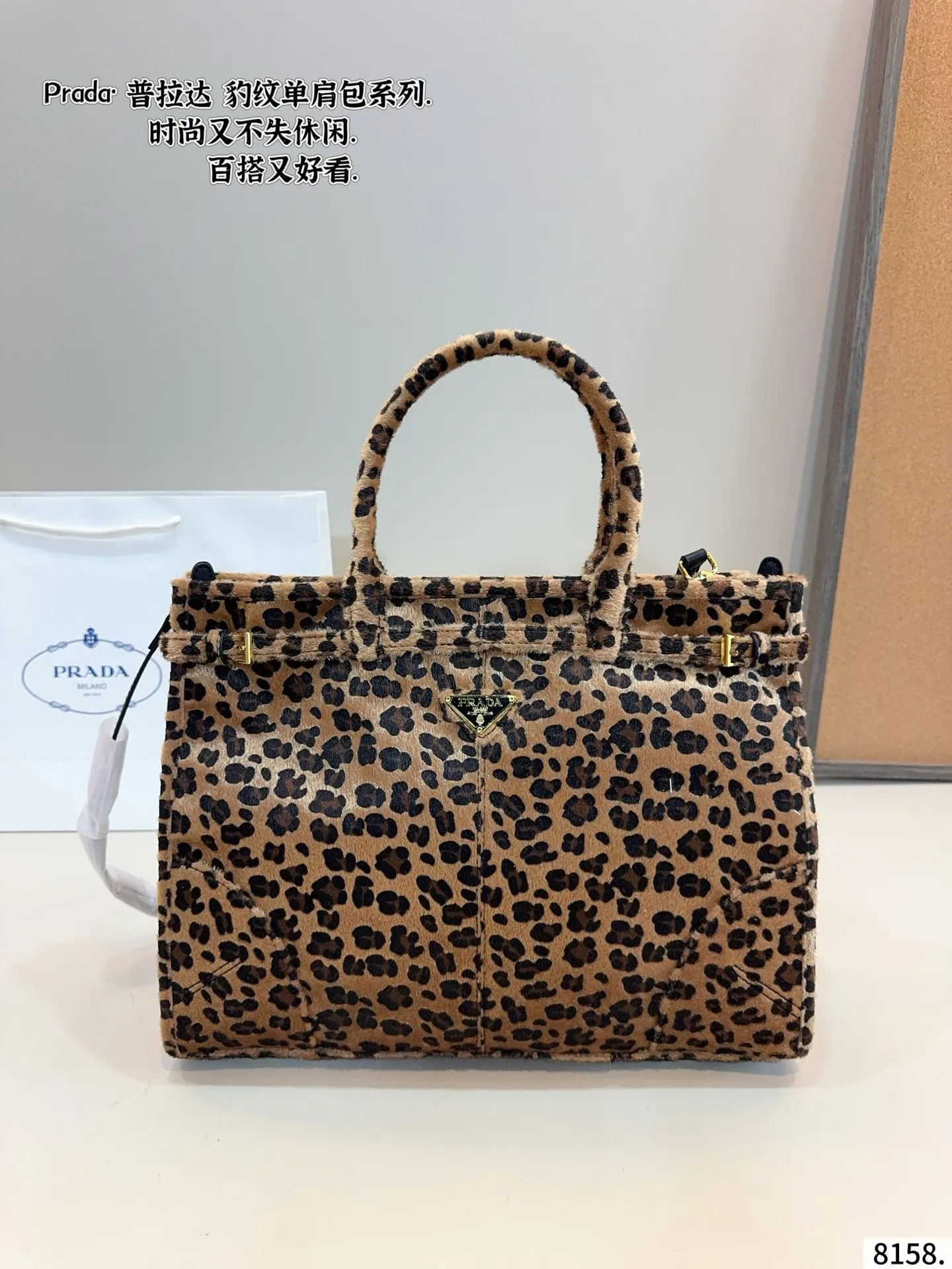 p180 普拉达PRADA Soft lux单肩包. 质感很高级 容量超级大也很耐用 日常出街背它回头率百分百 就是这种随性慵懒感尺寸:38*13*28cm