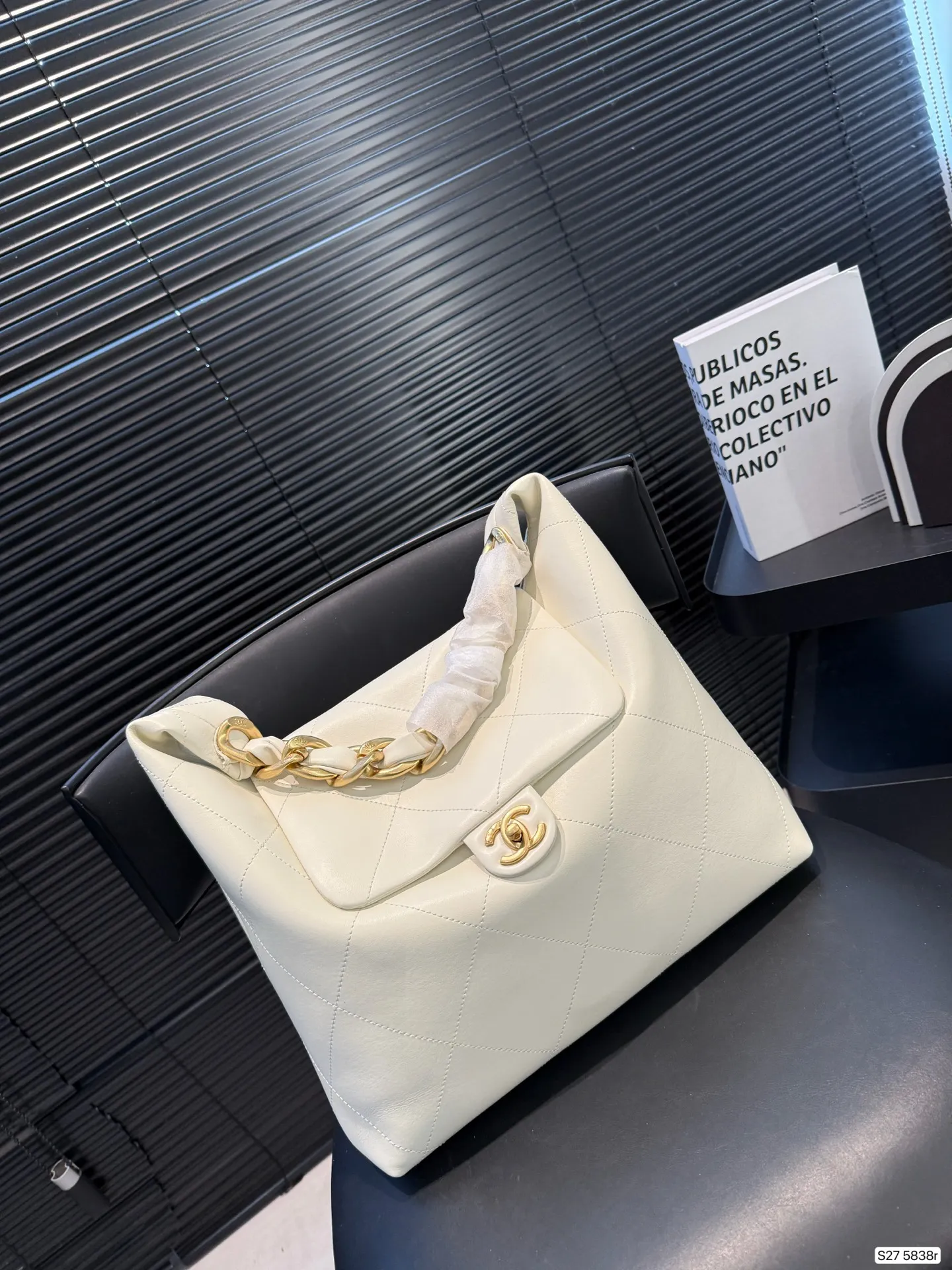 P185 Chanel奶白编织链包|是仙女包没错了 谁能拒绝奶白色的温柔暴击⁉️ 香奈儿这系列把优雅刻进了DNA 日常通勤、出街都能搭 菱格纹+编织金属链手柄 奶白色皮质干净又高级 金色双C扣精致感拉满,温柔又大气 尺寸32 27 货号5838