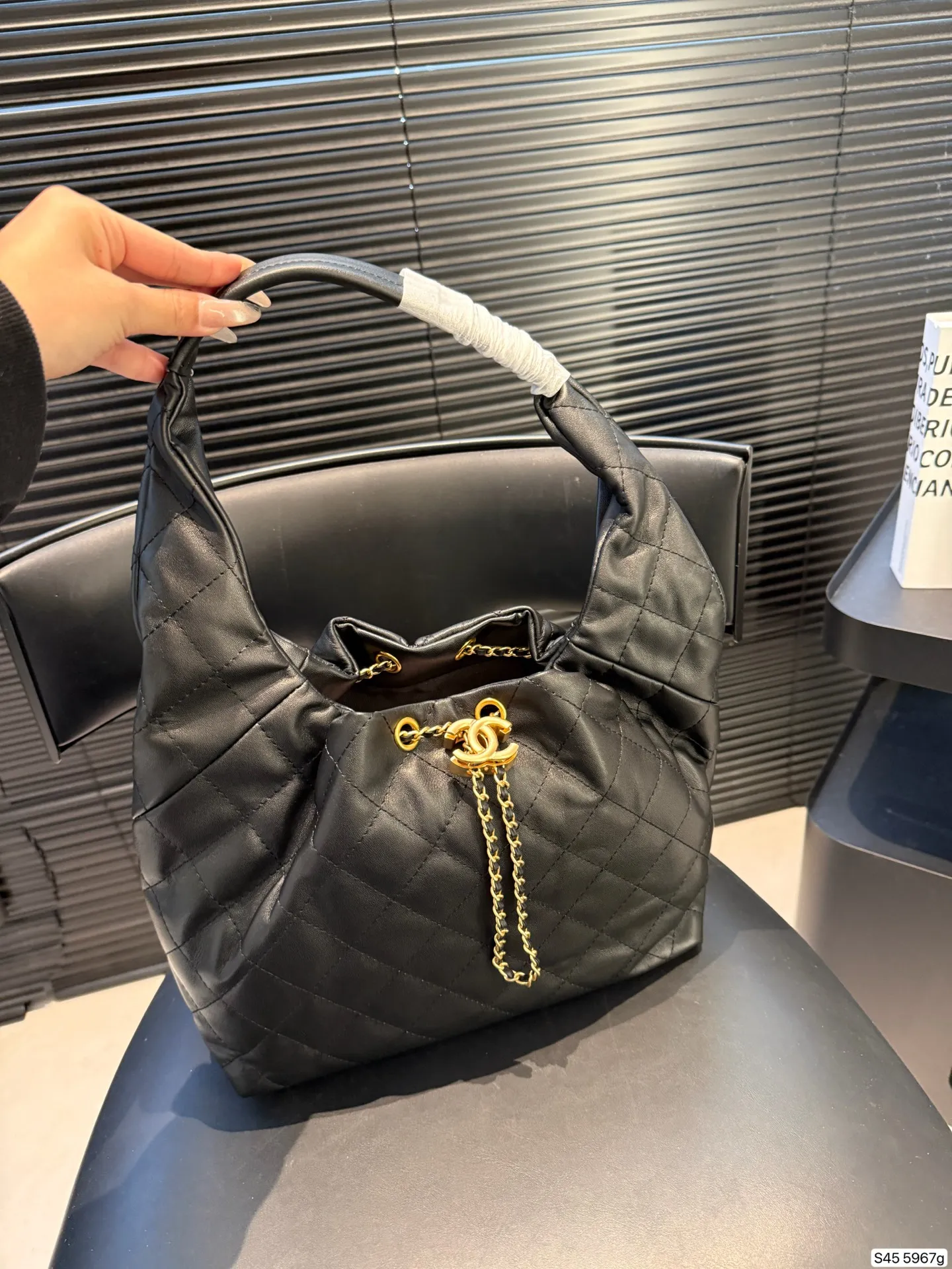 P275 香奈儿新款hobo✅行情早知道🔑少见的推荐 香奈儿2025年推出了全新的Hobo包金属双C扣和链条肩带等设计细节,结合复古与现代元素,成为备受期待的new girl。 尺寸27 21 货号5967