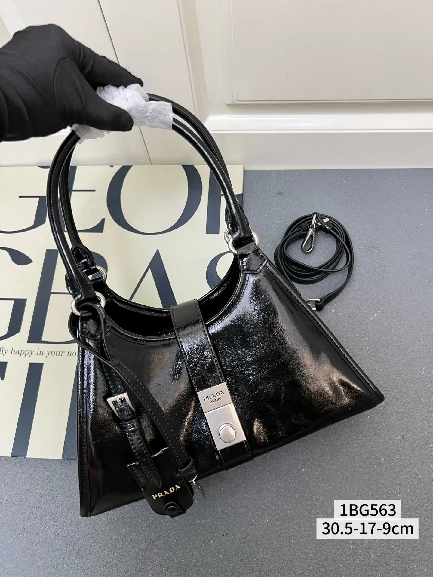 💰248包邮‼️ 🎉新品🎉1BG563春夏新款🎉🎉 这款走秀款采用进口油腊皮，顶级五金，前幅配有插扣锁开合，容量空间大，又可手提又可肩背，上身效果非常大气时尚，喜欢宝宝们，赶紧入手吧🎉🎉 长30.5x高17.5x底9cm