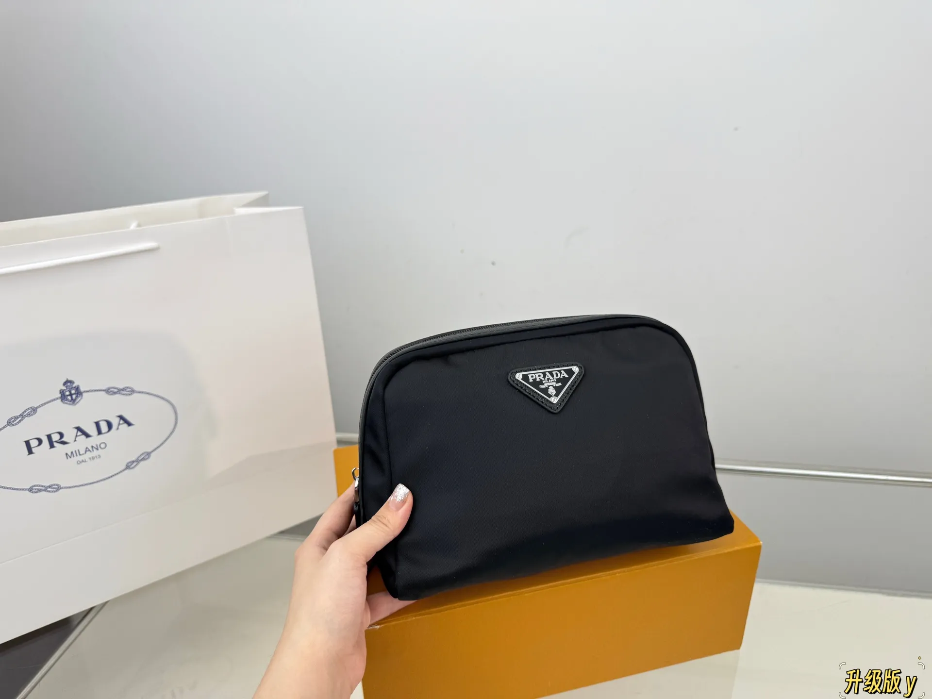 (无盒⚠️)p105 Prada 普拉达 尼龙布手拿包 手包 经典百搭 实物拍摄 原厂原版面料 size:12*22cm