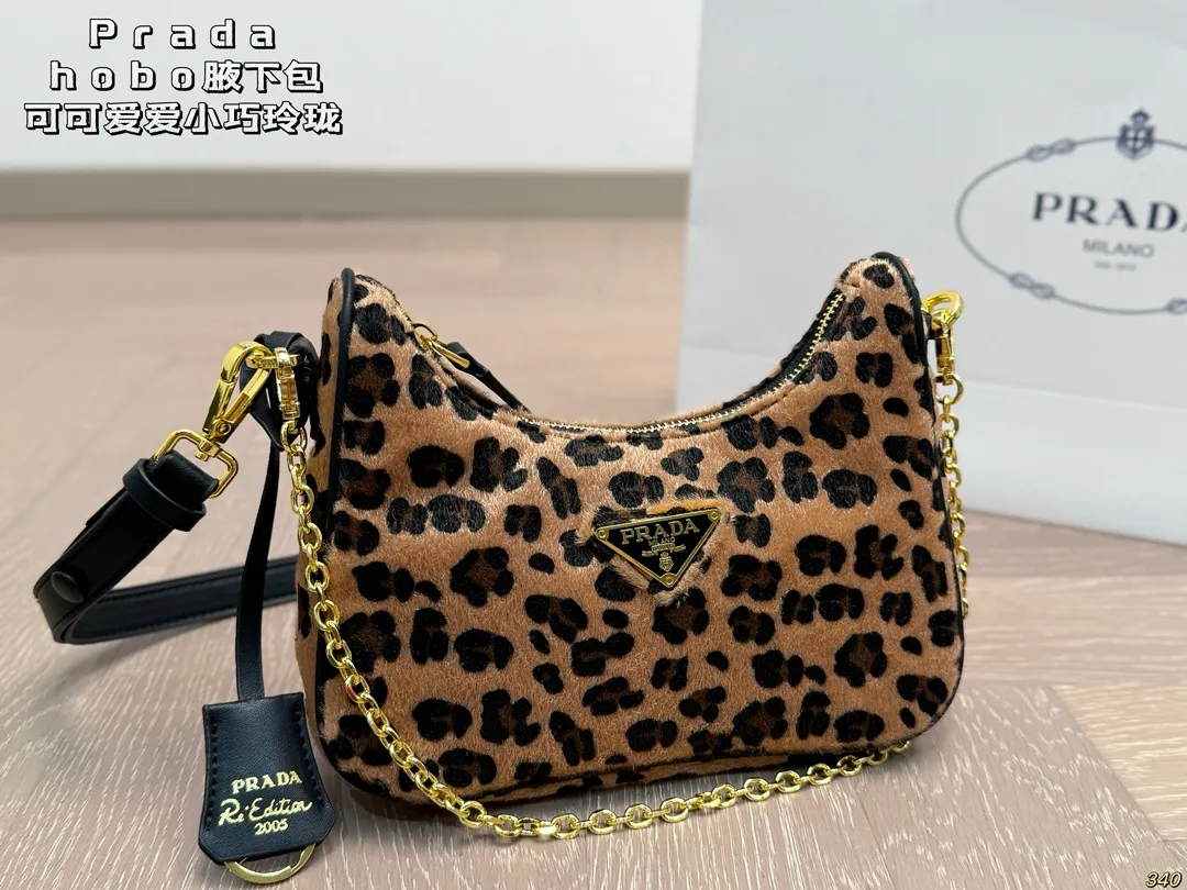 &yen;130 普拉达hobo腋下包 Prada如影随形 充满了不一样的帅气感 甜酷辣妹穿搭必备 尺寸 22 12