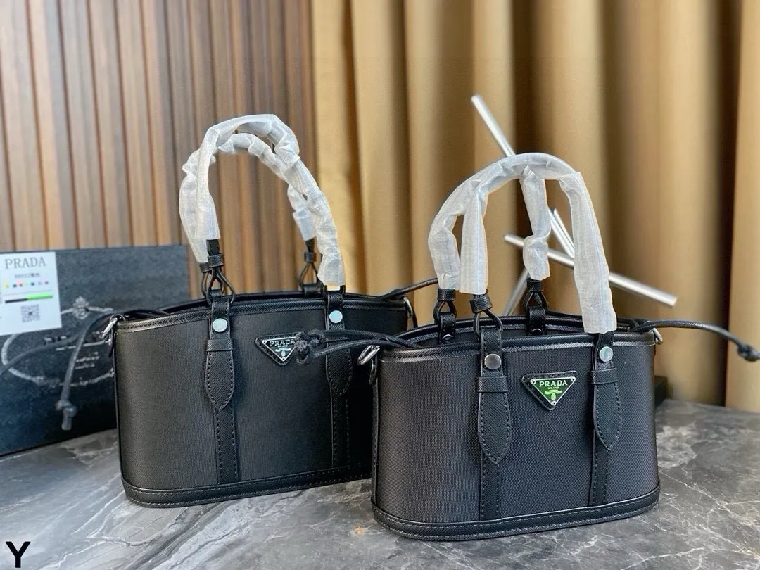 p125/p120 配盒🎁 Prada/普拉达家尼龙包! 犹如潇洒在普拉达女包的体闲生活中穿梭 内设贴袋 可拆卸式斜挎肩带 面料纹路清晰 走线均匀! 尺寸:24*14/21*12