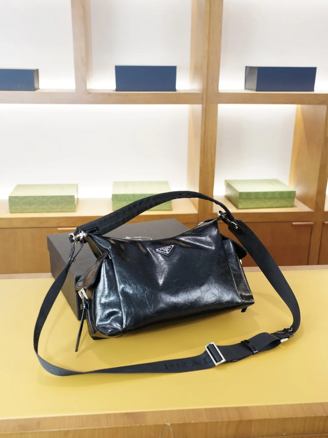 P140 🇮🇹 PRADA 普拉达 官网同步 高版本 斜挎单肩背包 永恒不过时的标志性产品 纯原单牛皮 顶级五金制作 非市面普通版本 贸易公司订单货 全部实拍 实用性非常高 完全不用担心穿搭 配全套包装礼品盒 【规格:30x20x10】