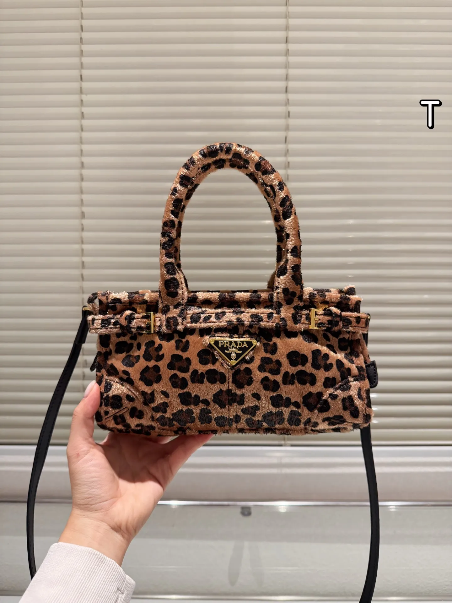 P160 Prada 普拉达Bonnie手袋 &Prada Bonnie手袋采用黑白奶牛纹压花小羊皮，触感柔软细腻，搭配标志性三角金属徽标，辨识度超高。，轻巧便携，配有可拆卸链条肩带，支持手提、单肩或斜挎多种背法。奶牛纹设计俏皮又时髦，秋冬搭配简约或亮色服饰都超出彩国，轻松提升造型亮点！ 迷你尺寸12&times;23.5x9cm