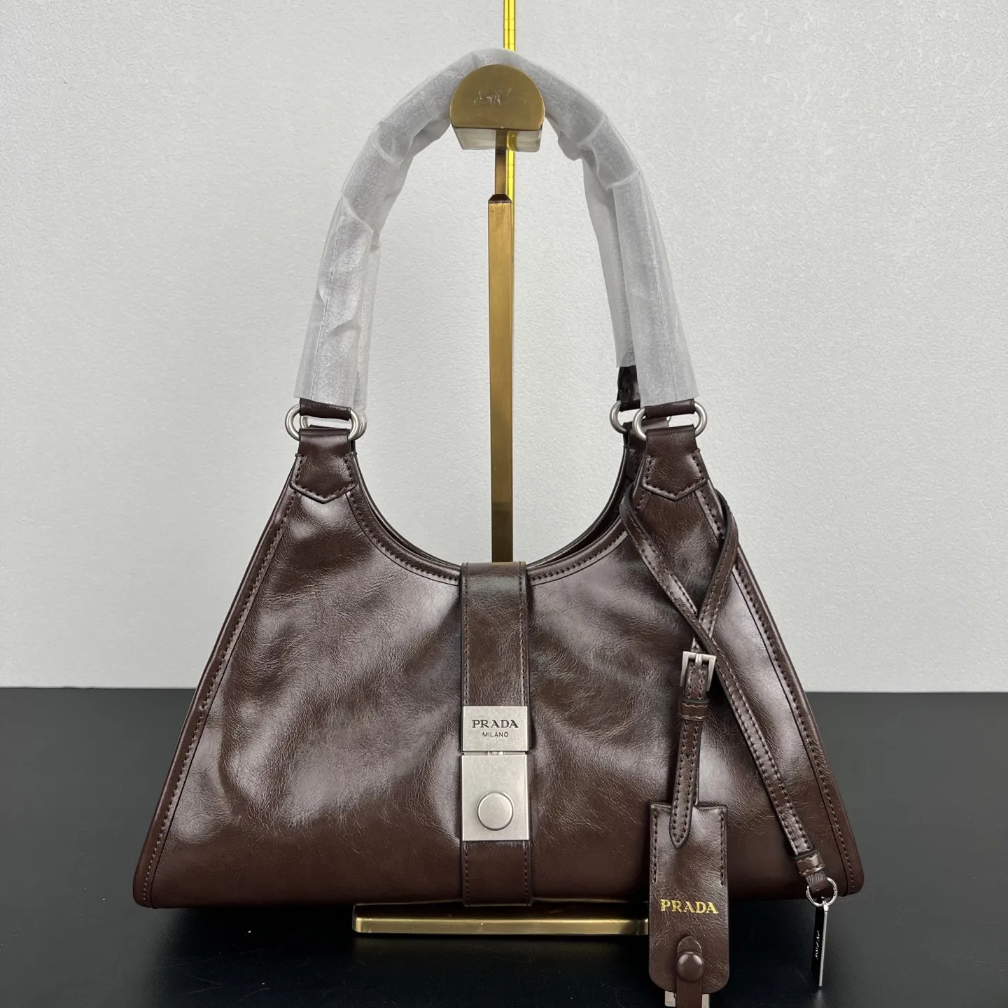 定制版💰338包邮‼️ 🎉新品🎉1BG563新款🎉🎉 这款走秀款采用进口油腊皮,顶级五金,前幅配有插扣锁开合,容量空间大,又可手提又可肩背,上身效果非常大气时尚,喜欢宝宝们,赶紧入手吧🎉🎉 长30.5x高17.5x底9cm🎉🎉🎉